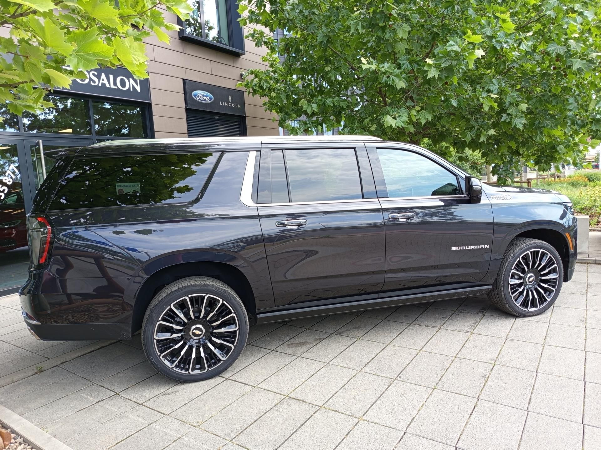 Chevrolet Suburban, High Country 2026,AWD,kola 24" - fotka 3