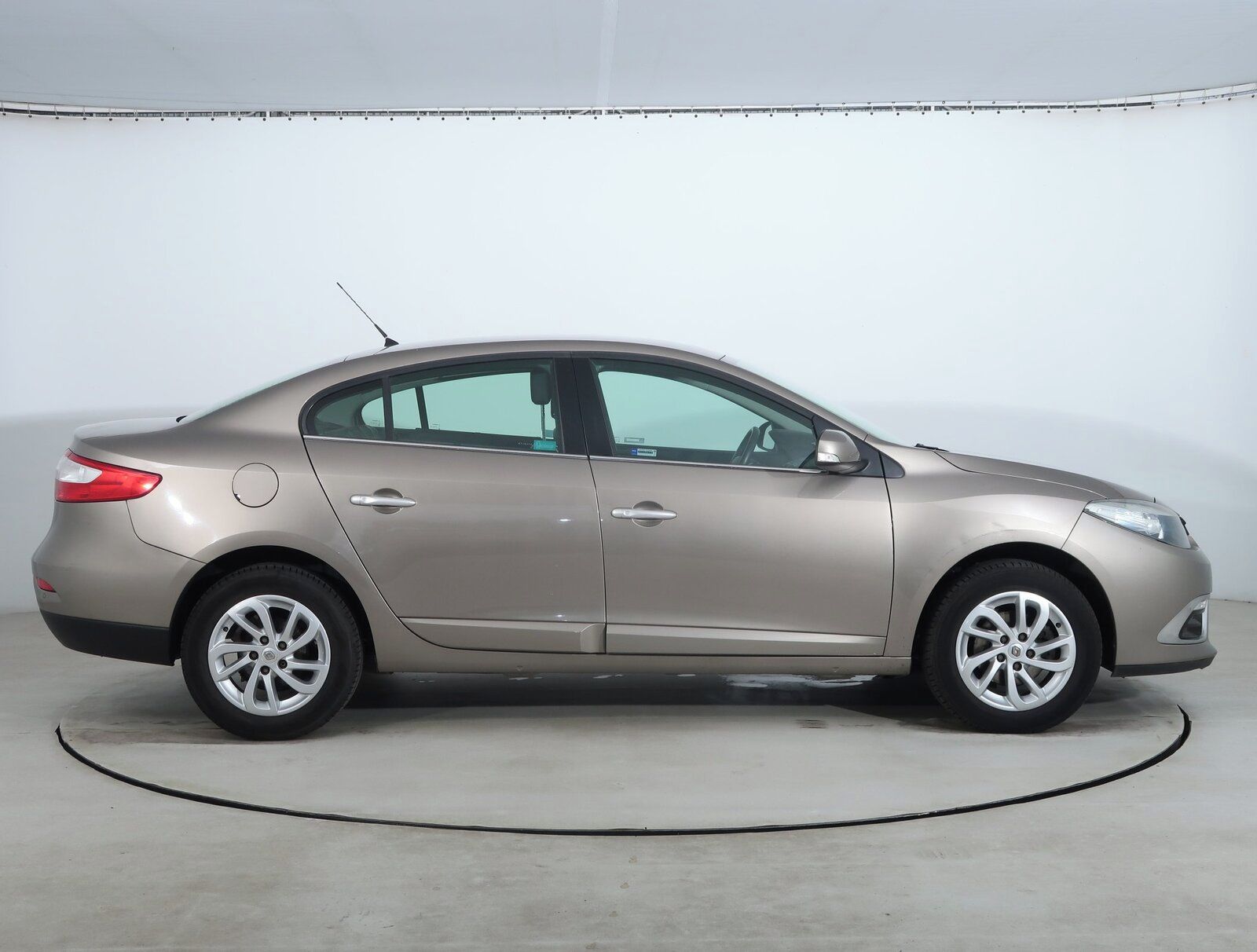 Renault Fluence, 1.6 16V, Kožené sedačky - fotka 6
