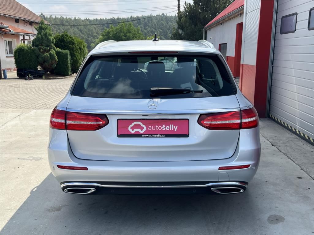 Mercedes-Benz Třídy E, 2,0 E 220 d / 9G-TRONIC - fotka 4