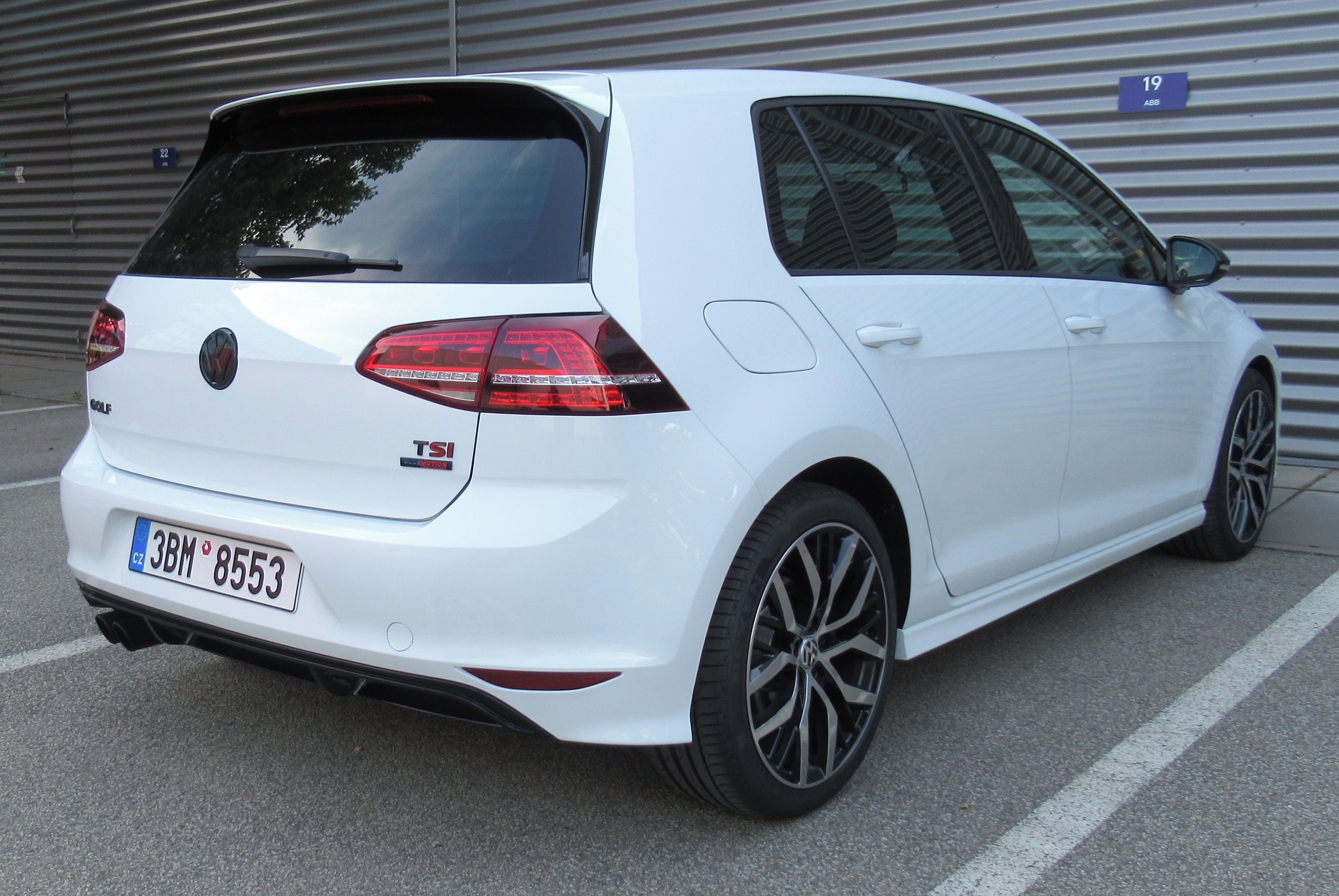 Volkswagen Golf, VII R-Line 1.4TSI DSG CZ 1Maj. - fotka 6