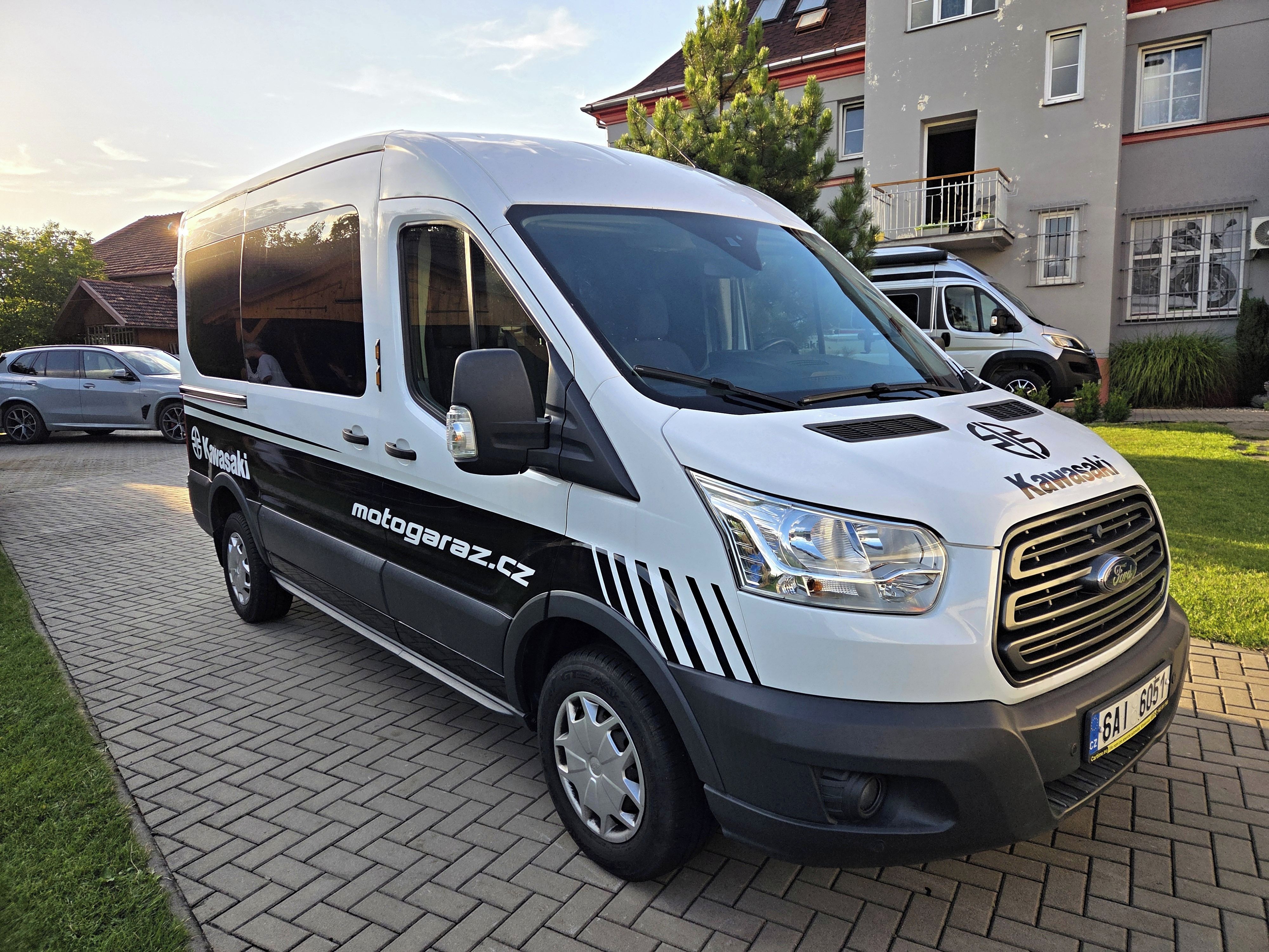 Ford Transit, 9 míst k sezení - fotka 3
