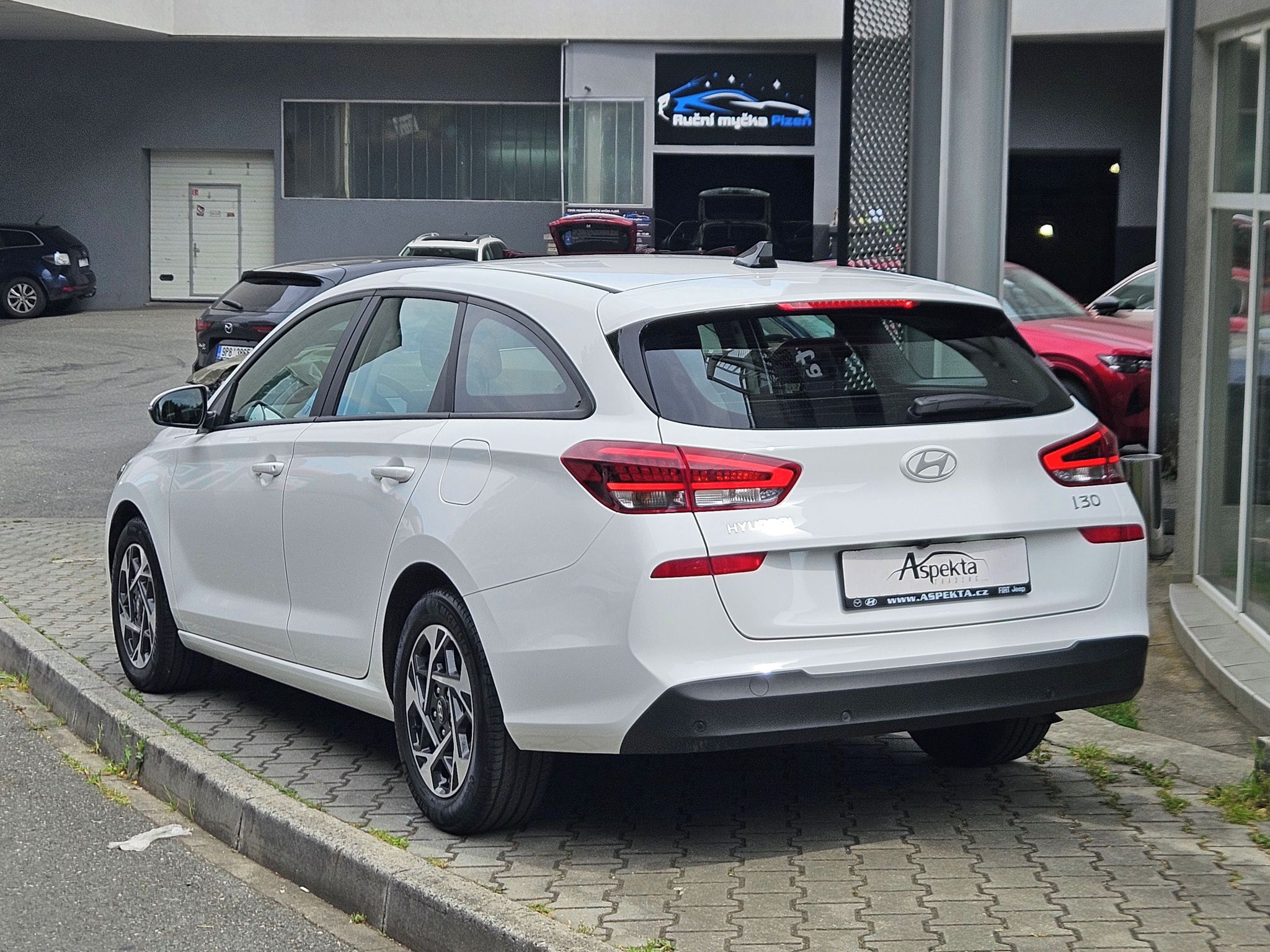 Hyundai i30, 1.5i Comfort, serv.kn., 1.maj. - fotka 3