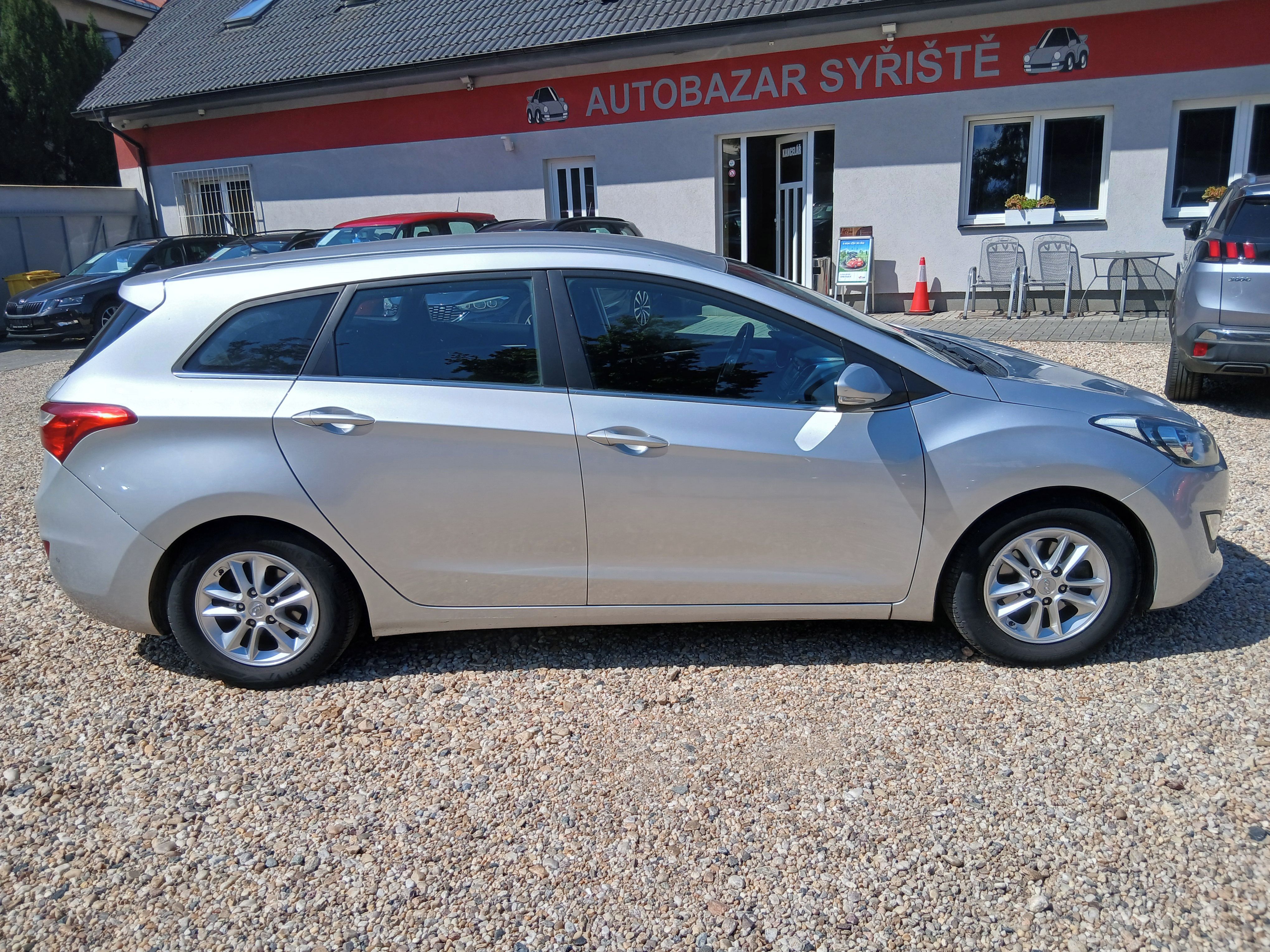 Hyundai i30, 1.6 CRDi 81KW ČR, +Zim.kola - fotka 4
