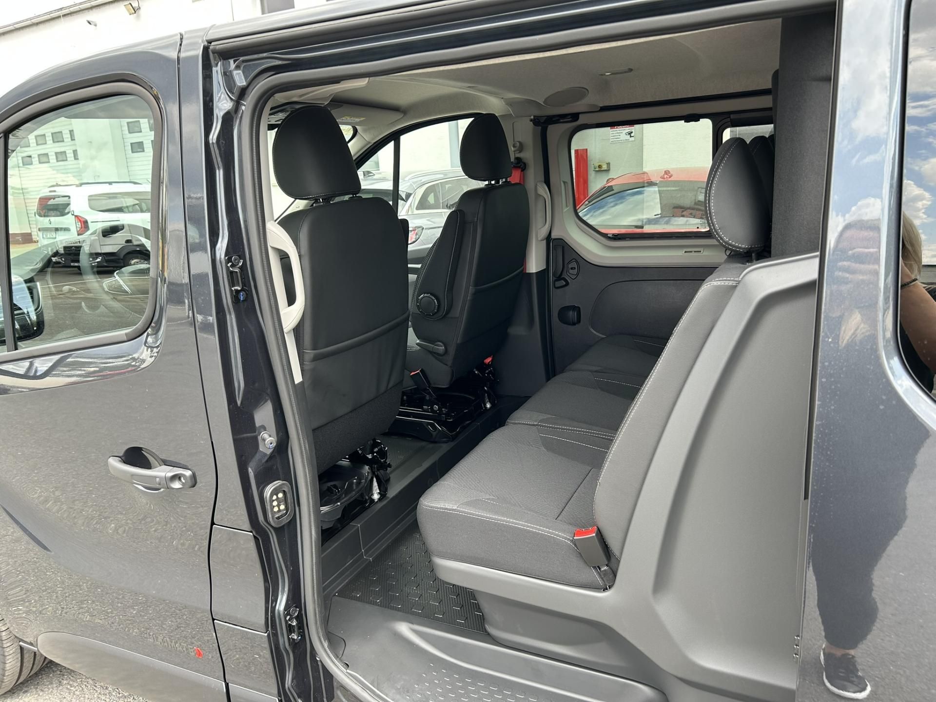 Renault Trafic, CREW VAN L2H1 170k RED 5 míst - fotka 6