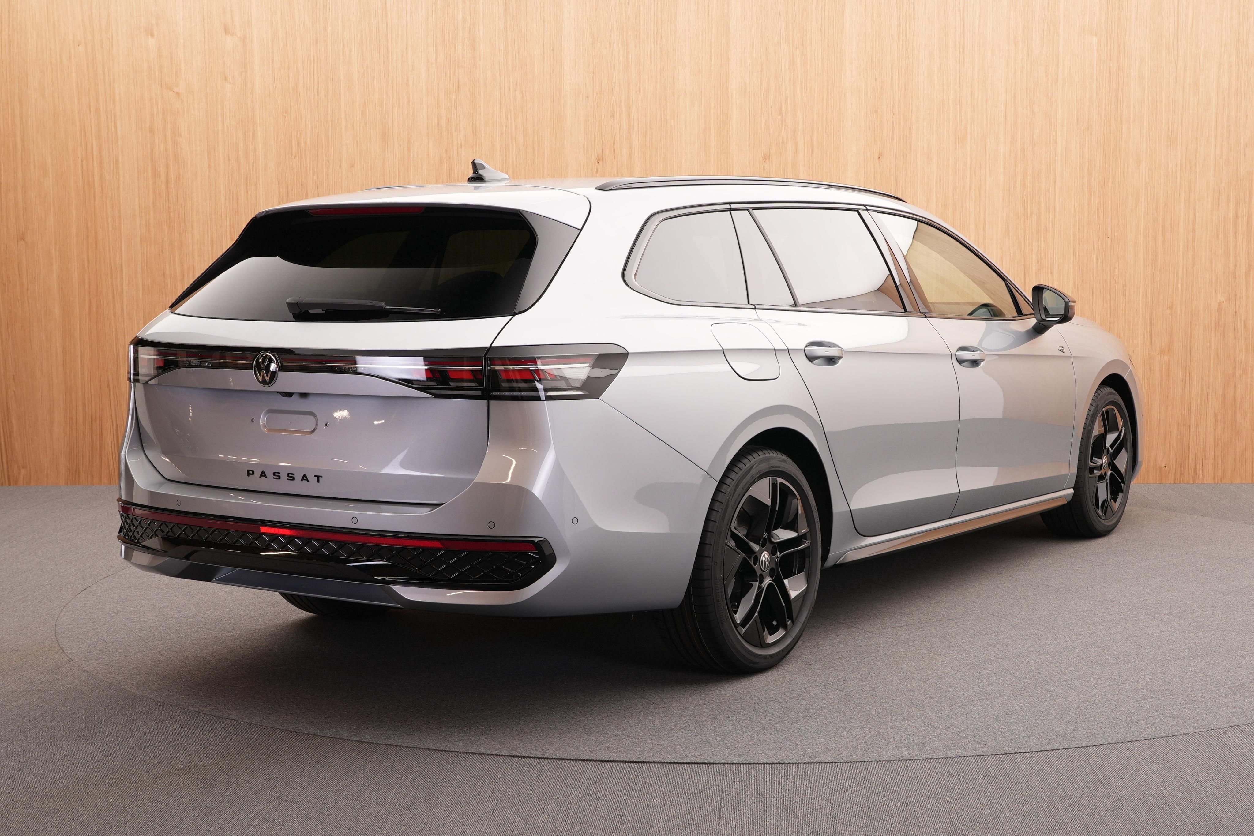 Volkswagen Passat, R-Line 2.0 TDI DSG - fotka 4