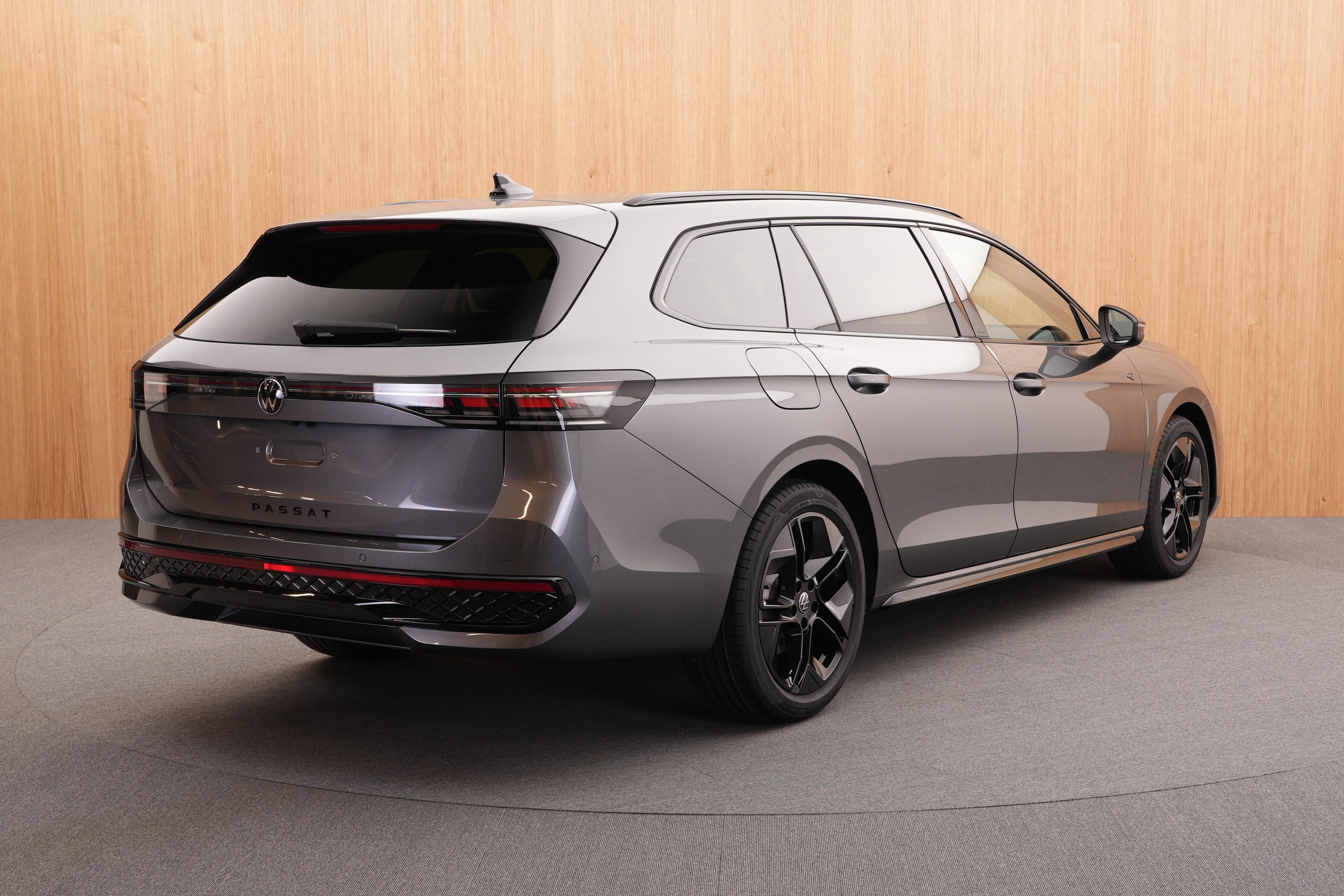 Volkswagen Passat, R-Line 2.0 TDI DSG - fotka 4