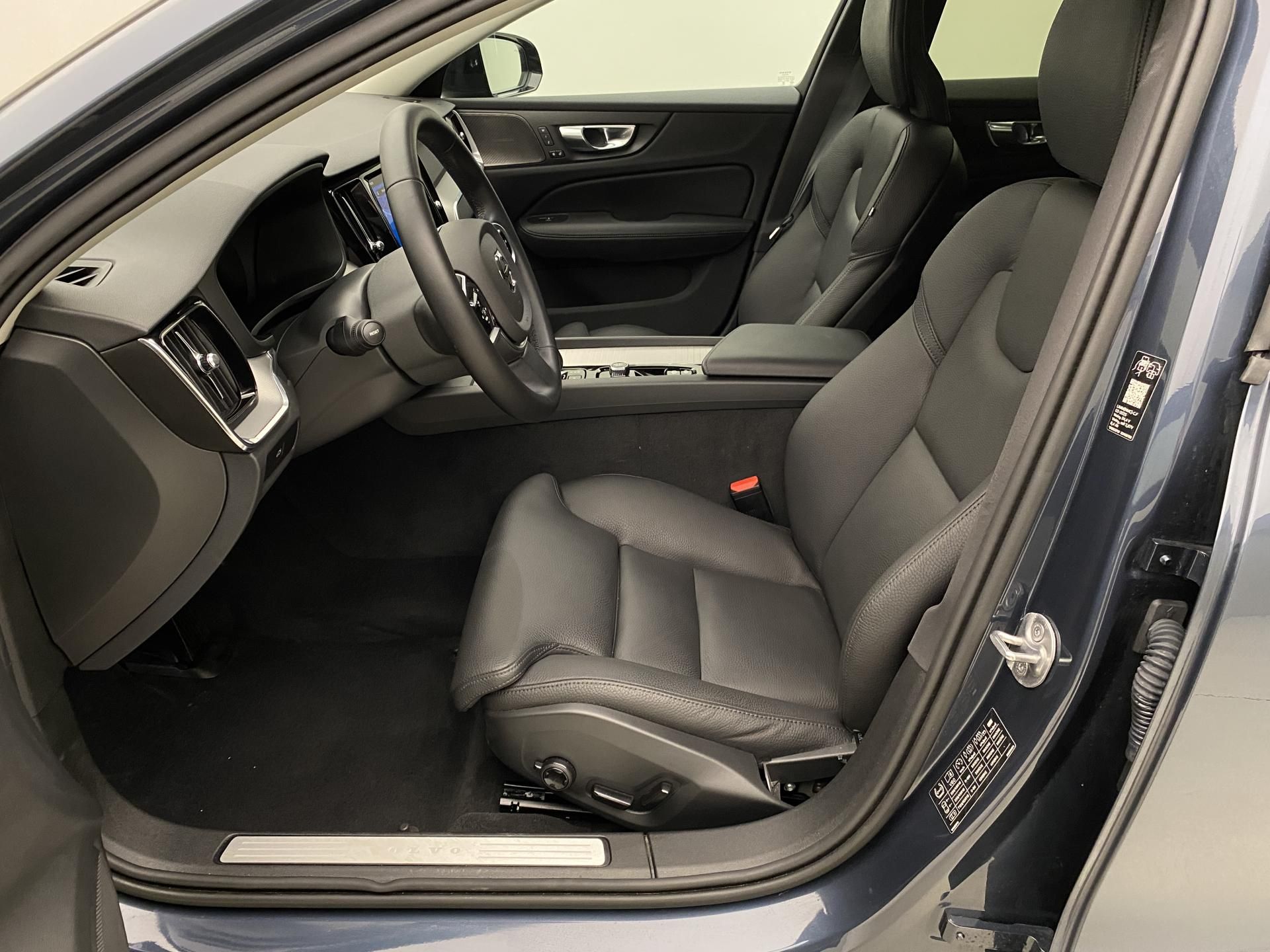 Volvo V60, B4 DARK PLUS AUT CZ - fotka 3
