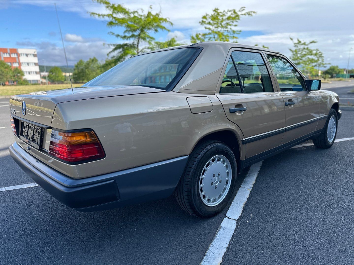 Mercedes-Benz 124, 230E 97kw - fotka 5