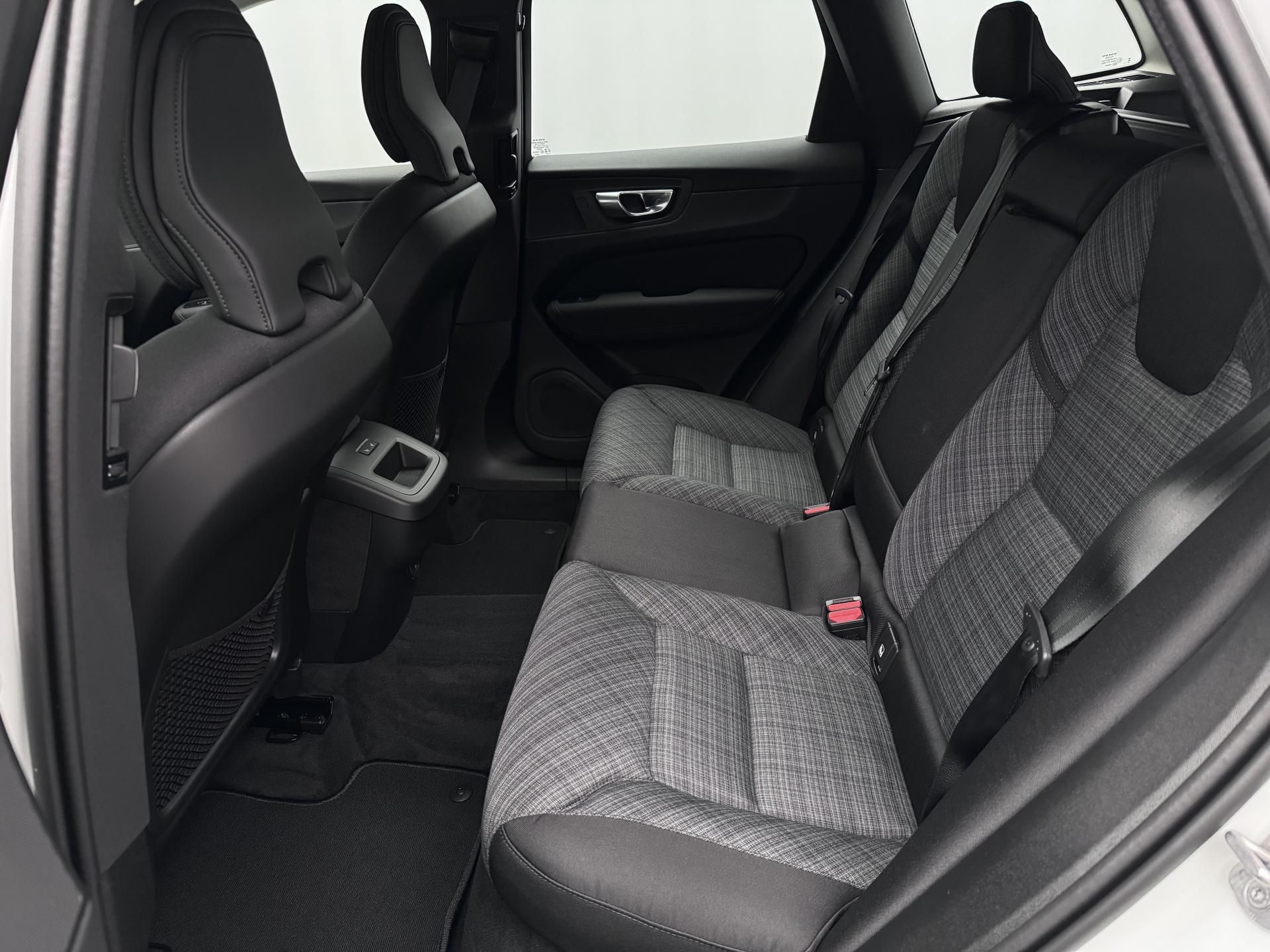 Volvo XC60, B5 AWD AUT ESSENTIAL - fotka 6