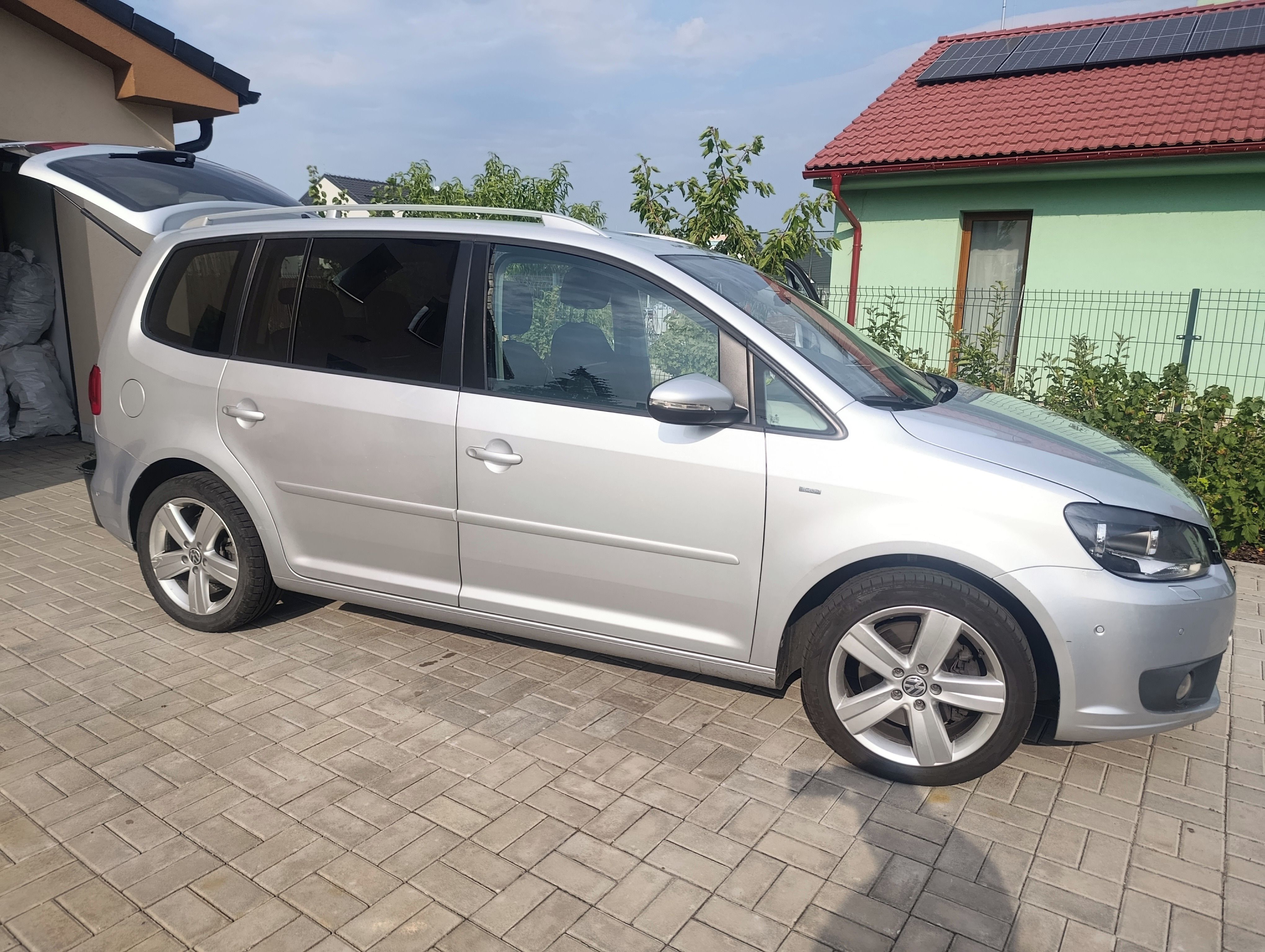 Volkswagen Touran, 2.0 TDI DSG-F1 PANORAMA - fotka 2