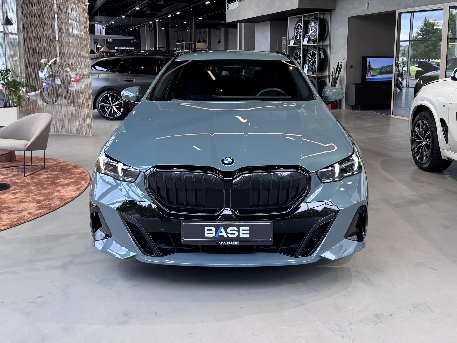 BMW Řada 5, 520d xDrive Touring M-Sport - fotka 2