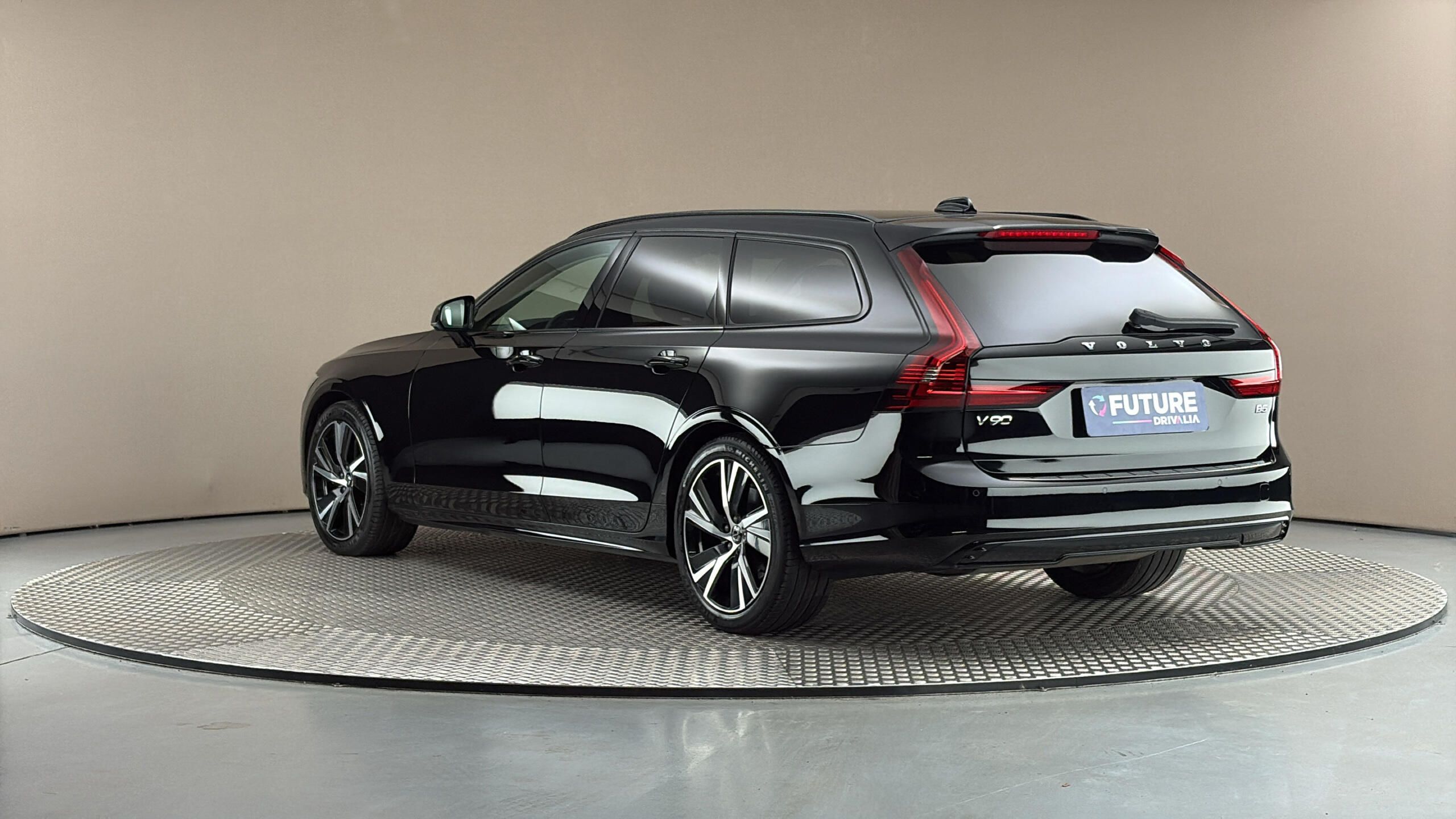 Volvo V90, 2.0 B5 AUT Plus Dark - fotka 2