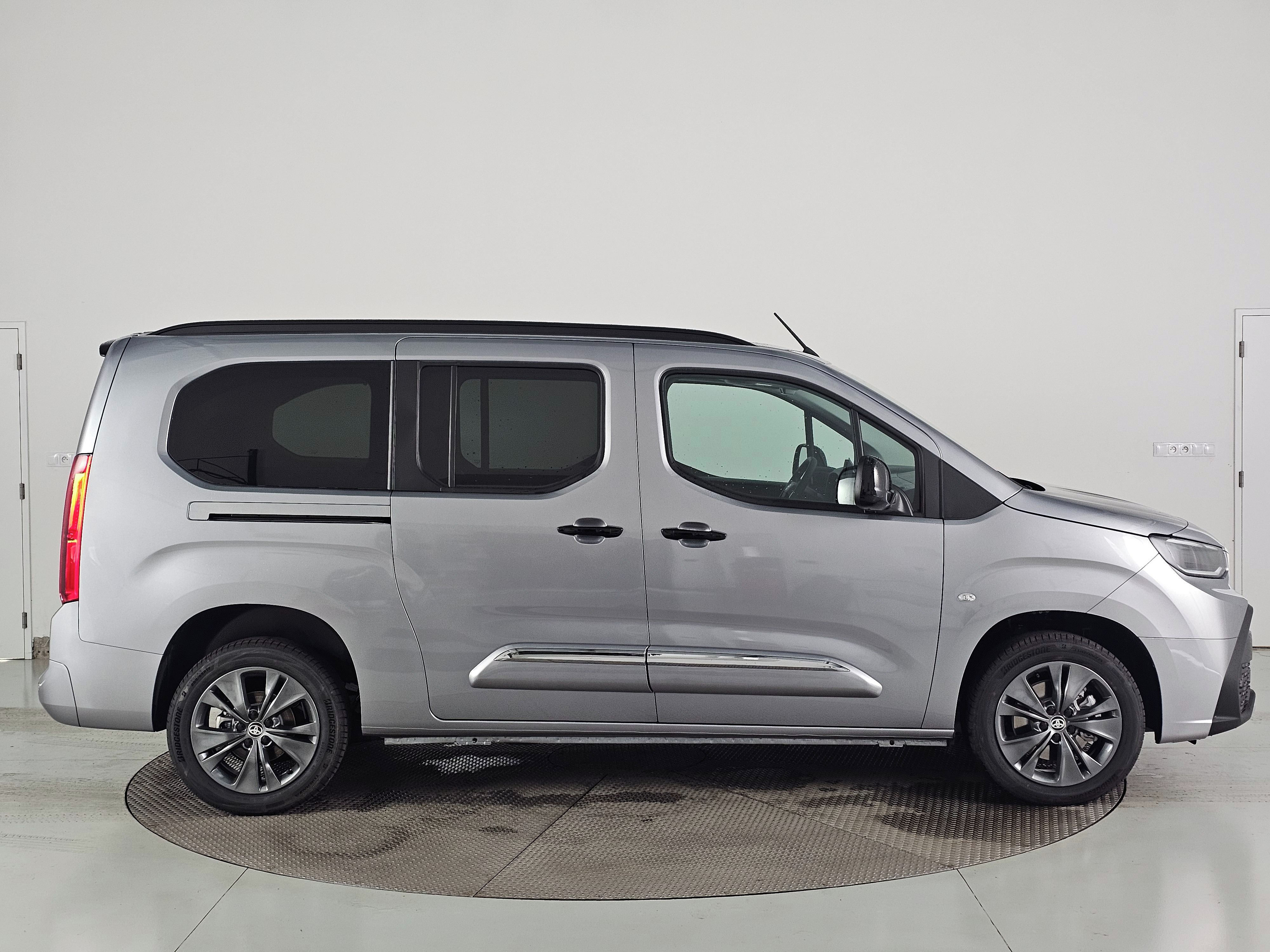 Toyota Proace City Verso, Long 1,5D 130PS Family 7míst - fotka 4