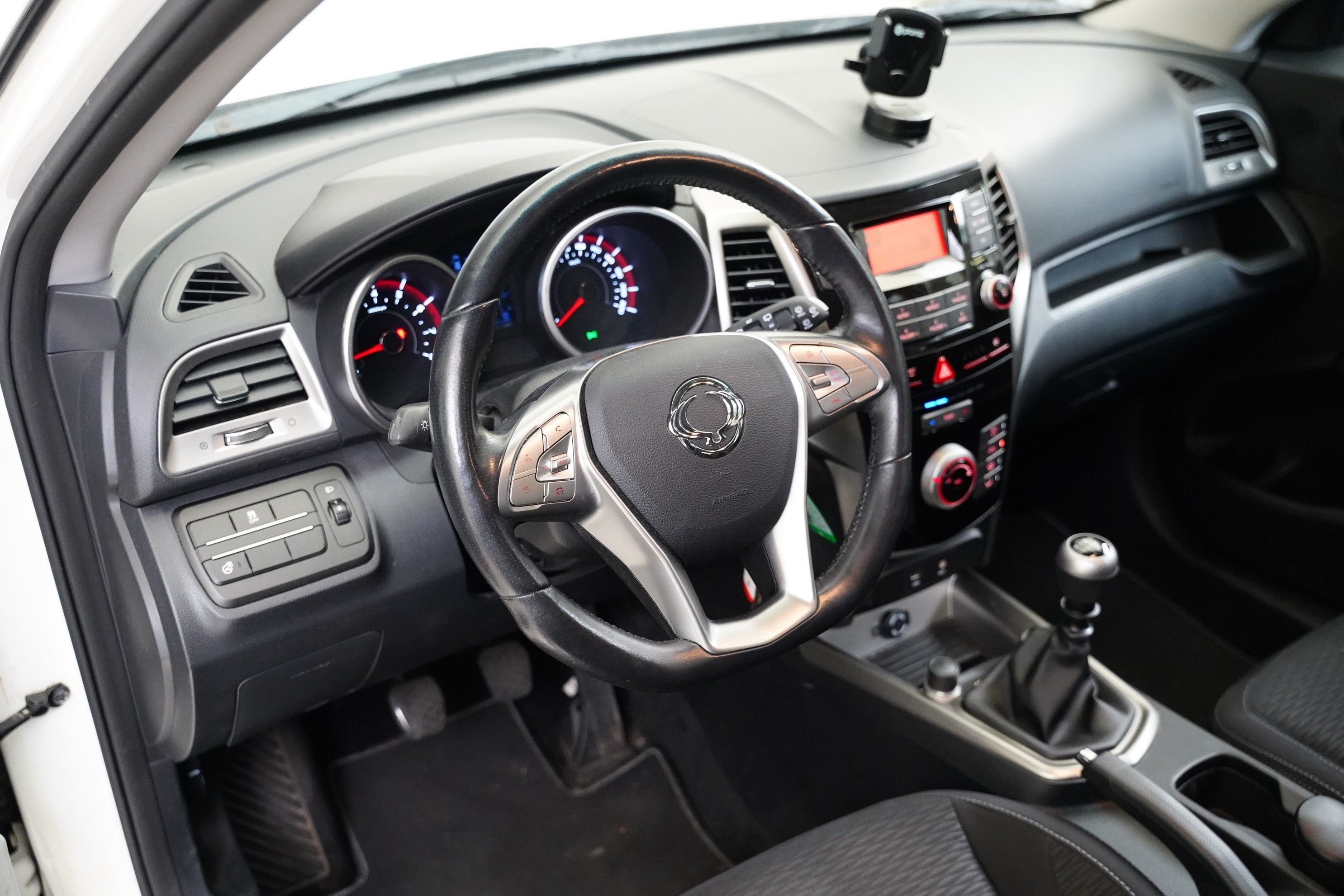SsangYong Tivoli, 1.6i 94 kW Crystal 4x2 - fotka 6