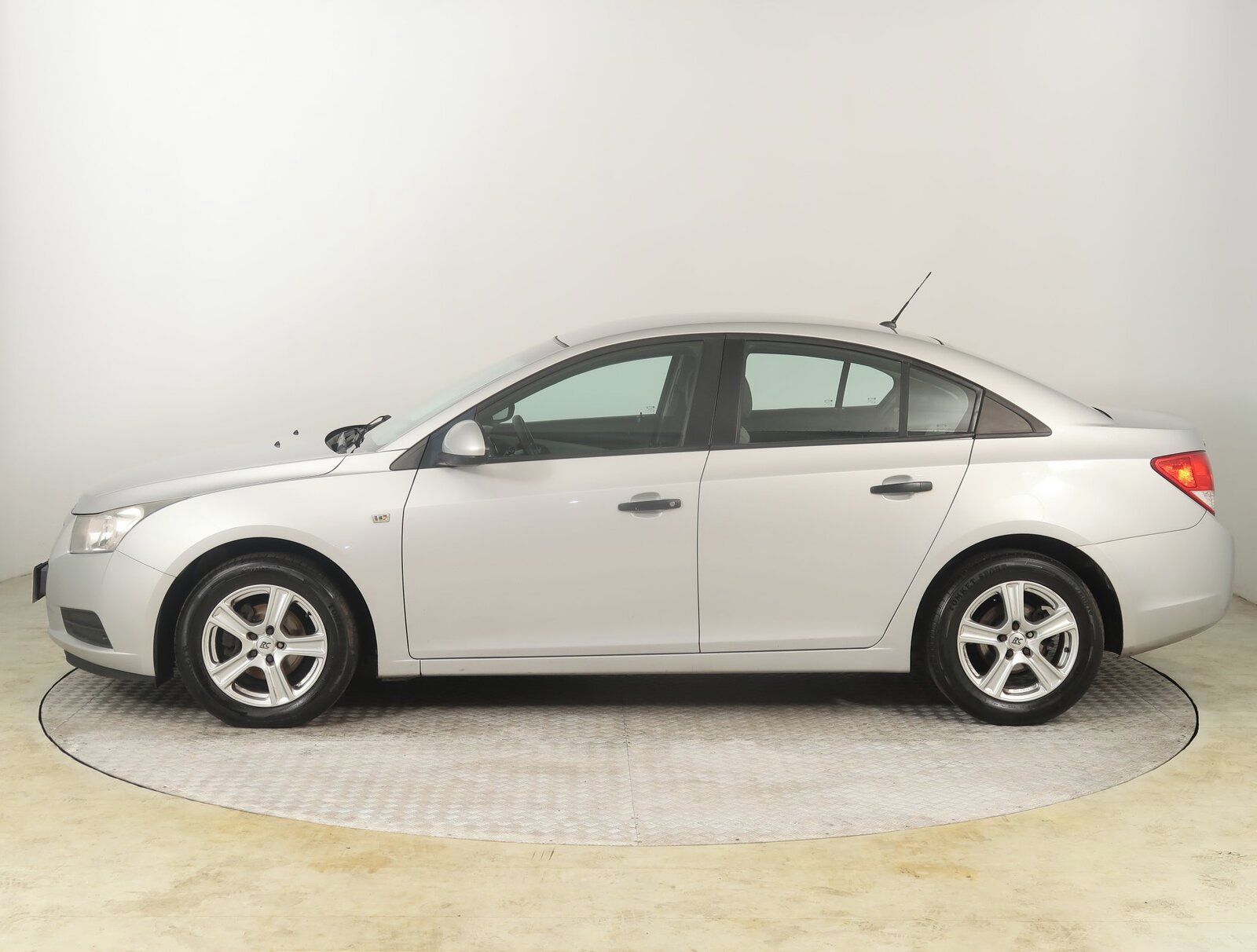 Chevrolet Cruze, 1.6 i 16V, Parkovací asistent - fotka 3