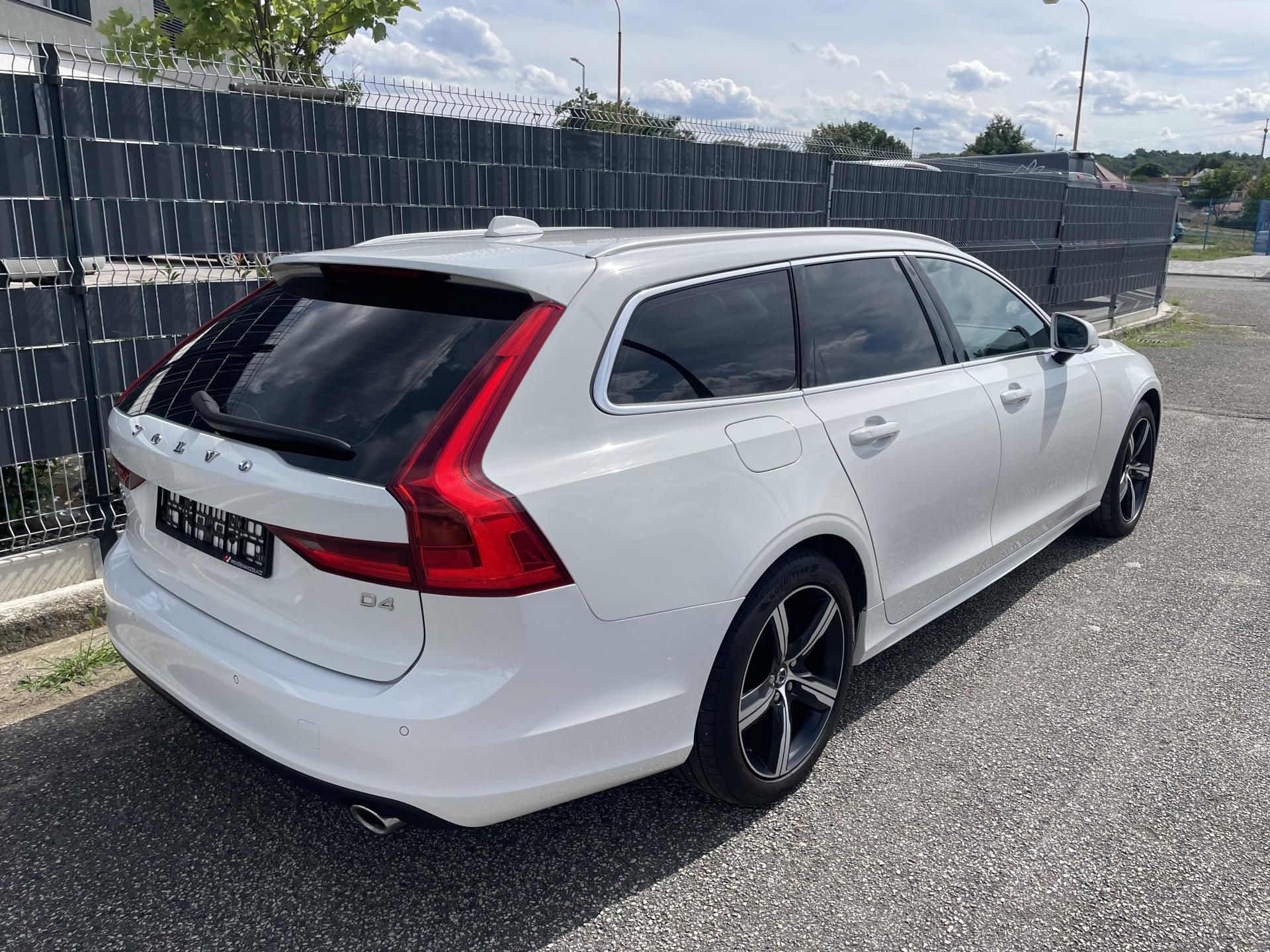 Volvo V90, 2.0 D4 140kW MOMENTUM - fotka 4