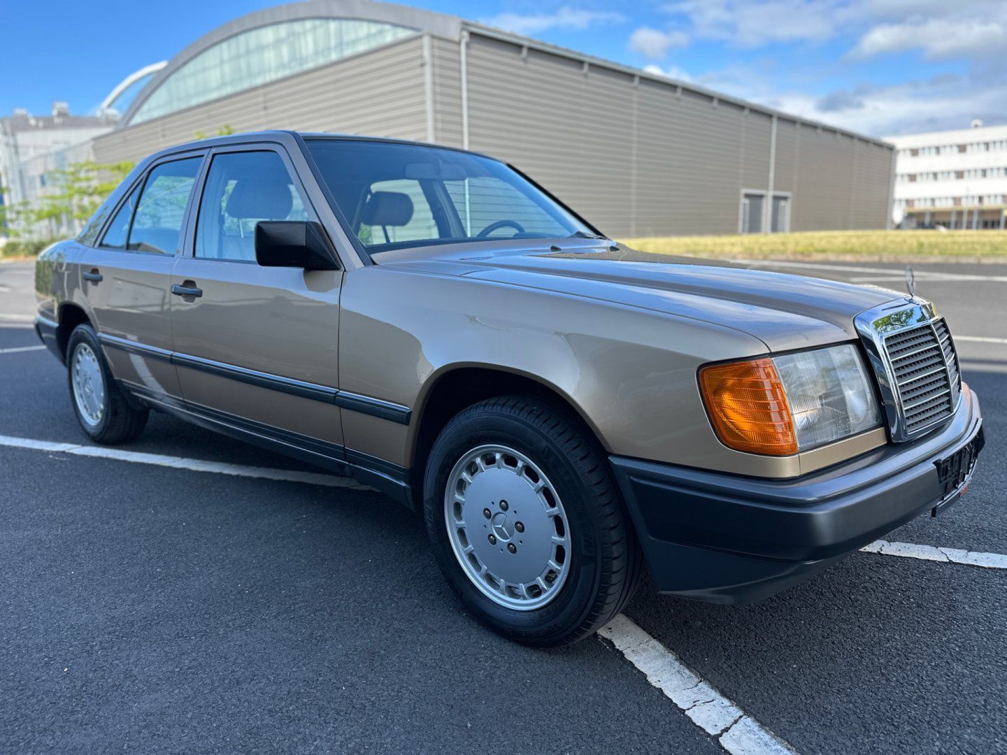 Mercedes-Benz 124, 230E 97kw - fotka 3
