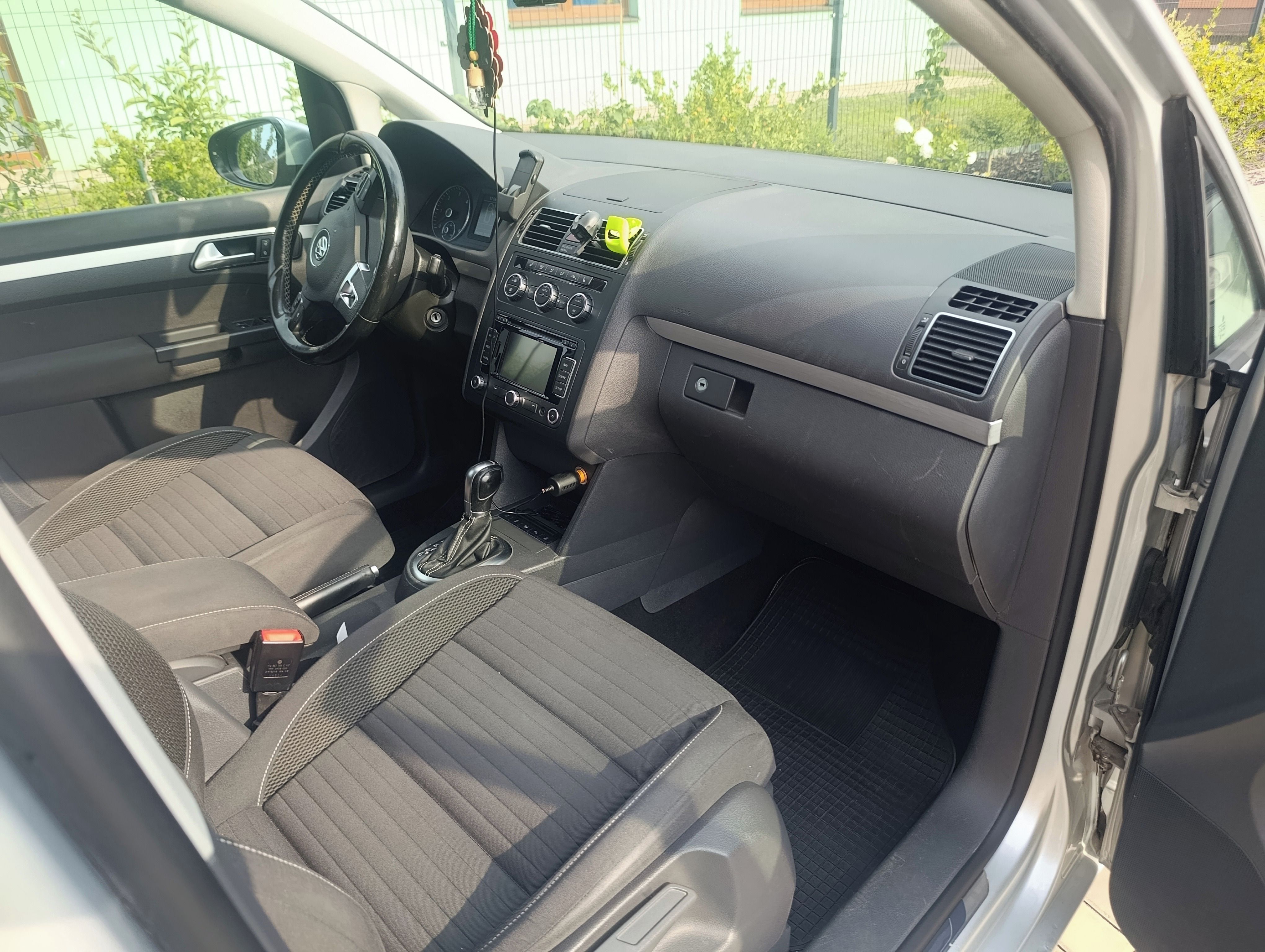 Volkswagen Touran, 2.0 TDI DSG-F1 PANORAMA - fotka 6