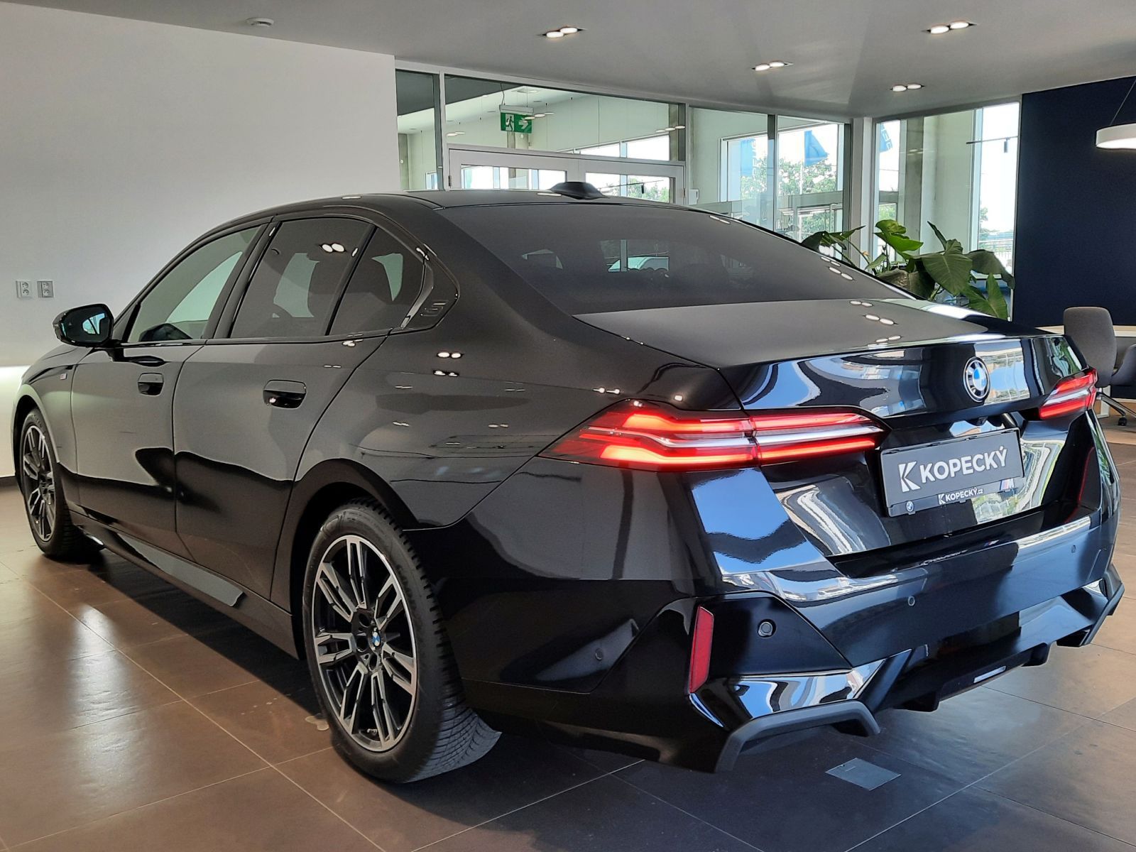 BMW Řada 5, 520d Sedan M Sport - fotka 4