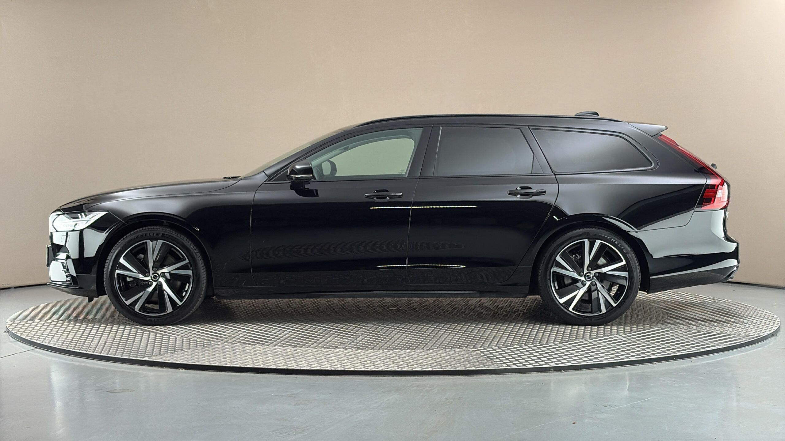 Volvo V90, 2.0 B5 AUT Plus Dark - fotka 4