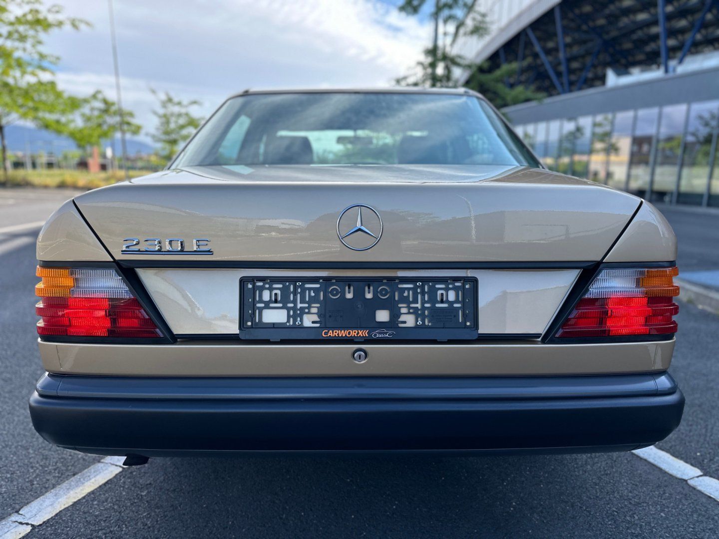 Mercedes-Benz 124, 230E 97kw - fotka 6