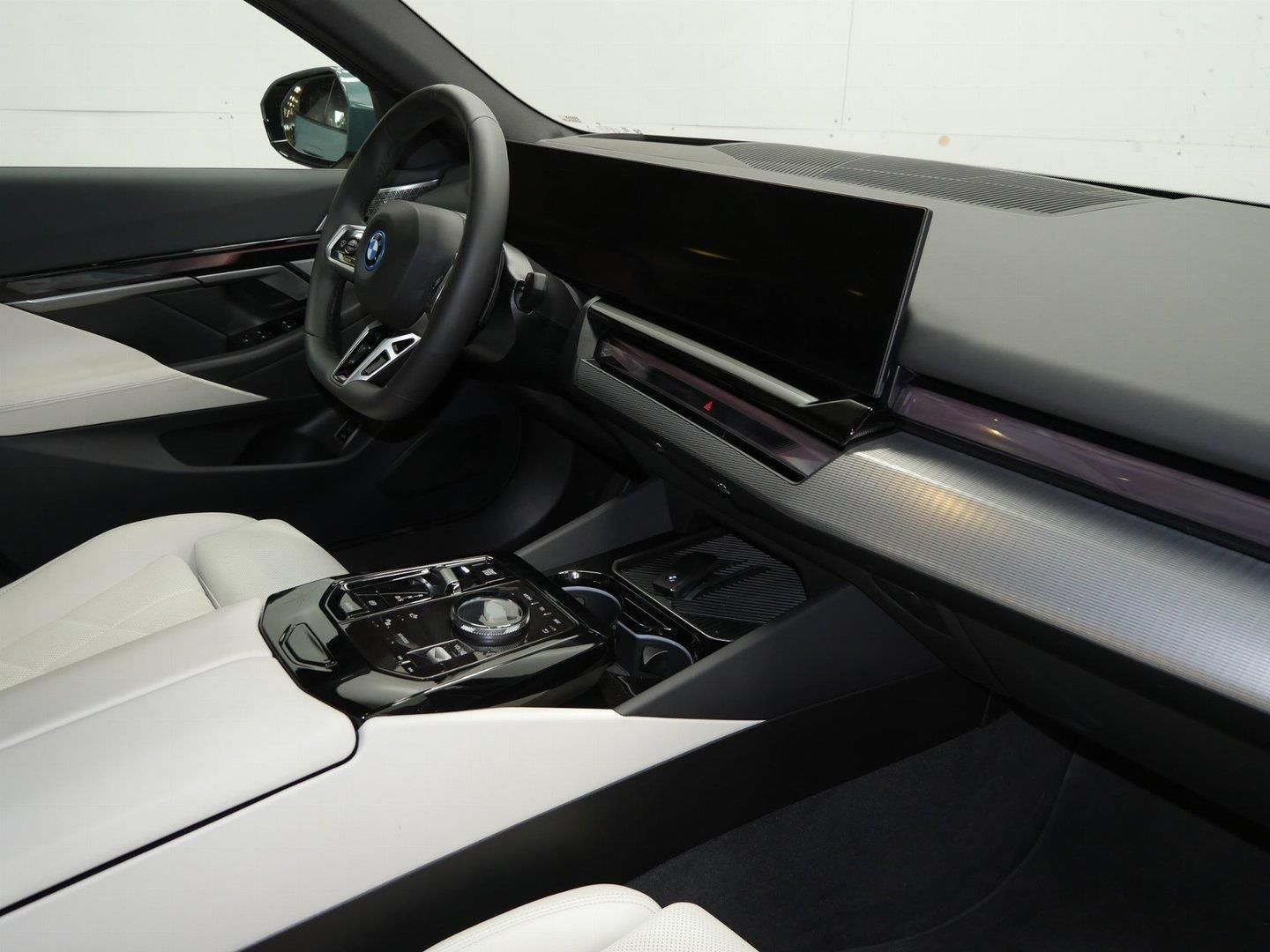BMW Řada 5, 550e xDrive Tažné Bowers - fotka 5