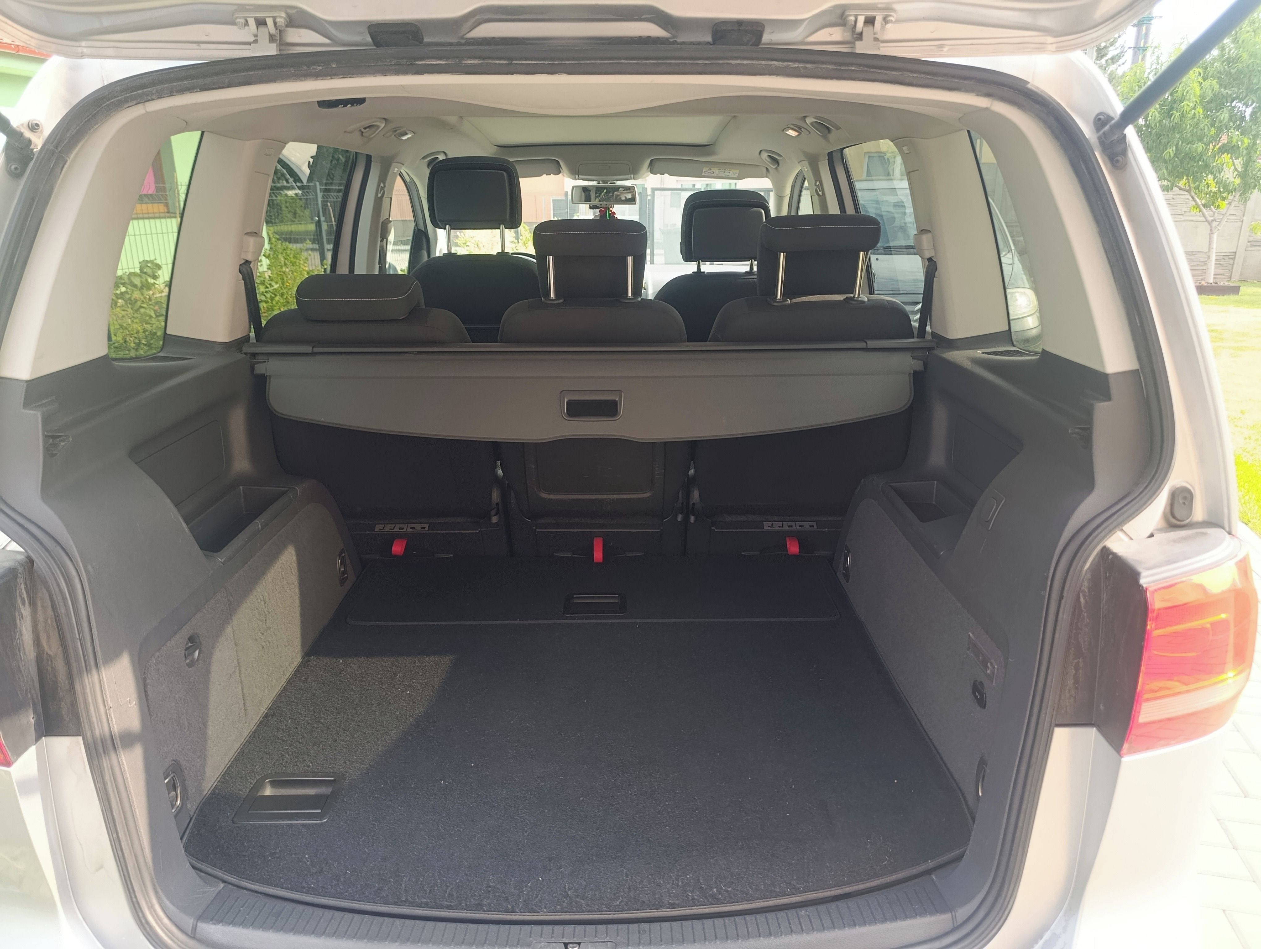 Volkswagen Touran, 2.0 TDI DSG-F1 PANORAMA - fotka 5