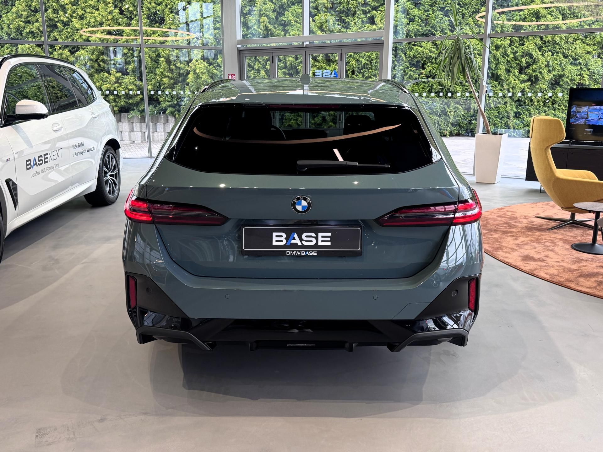 BMW Řada 5, 520d xDrive Touring M-Sport - fotka 4