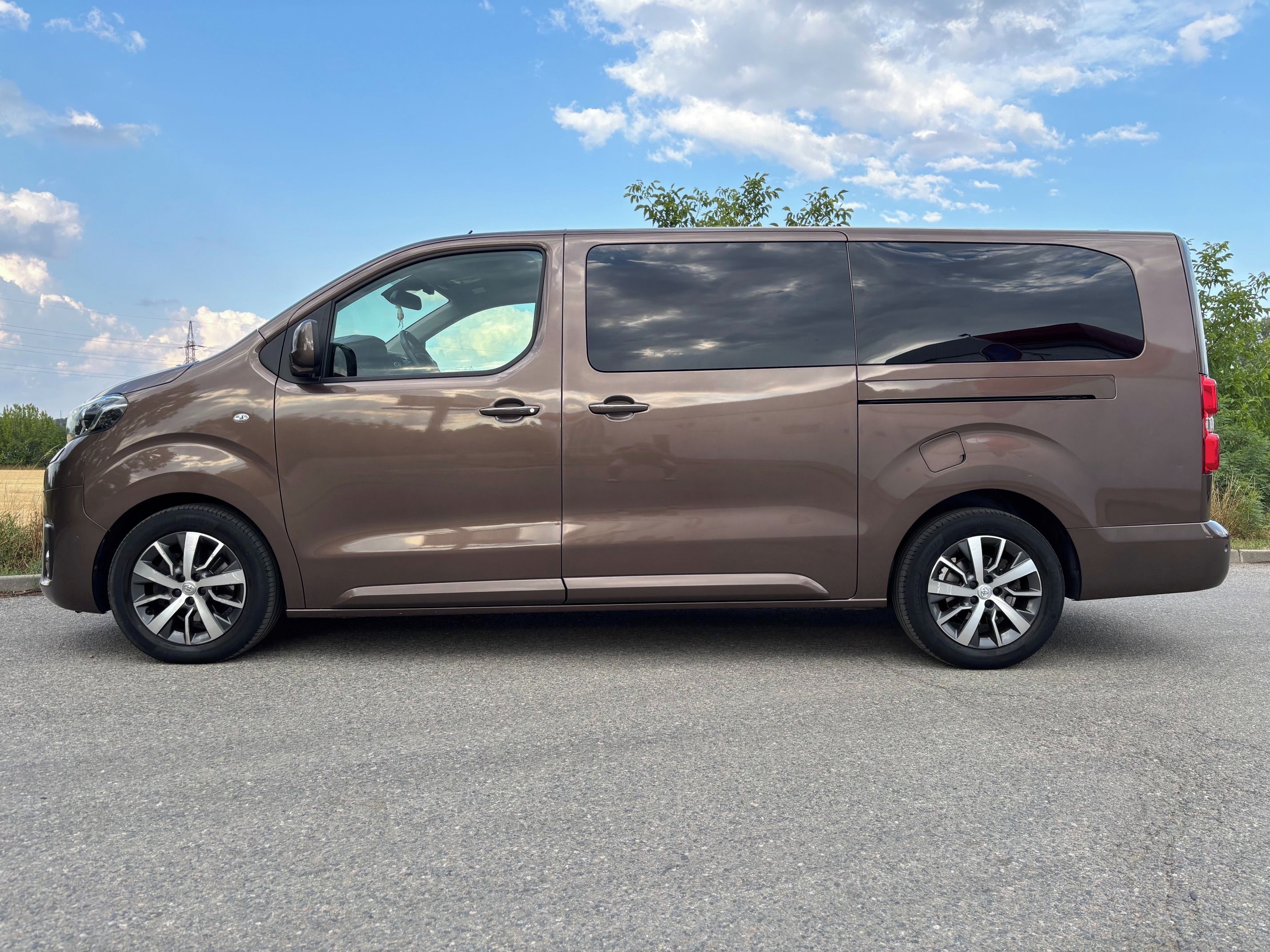 Toyota Proace, 2,0D4-D FAMILY LONG,1.maj.ČR - fotka 2
