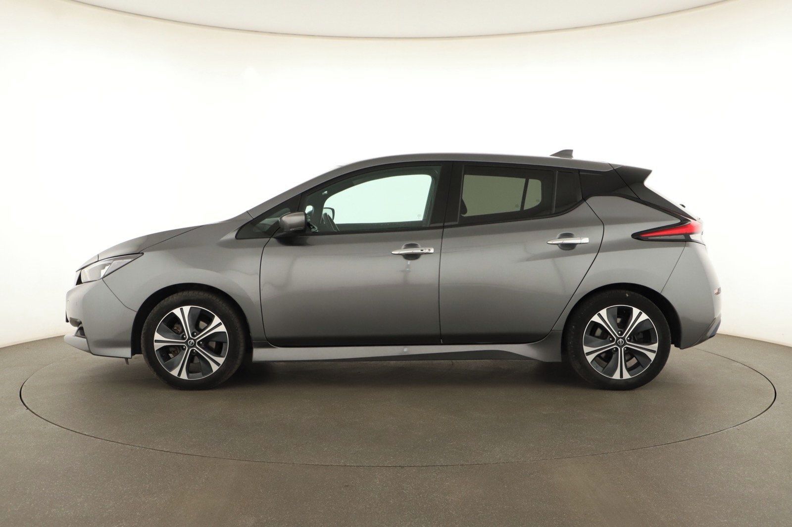 Nissan LEAF, 40 kWh, SoH 91%, Automat - fotka 3