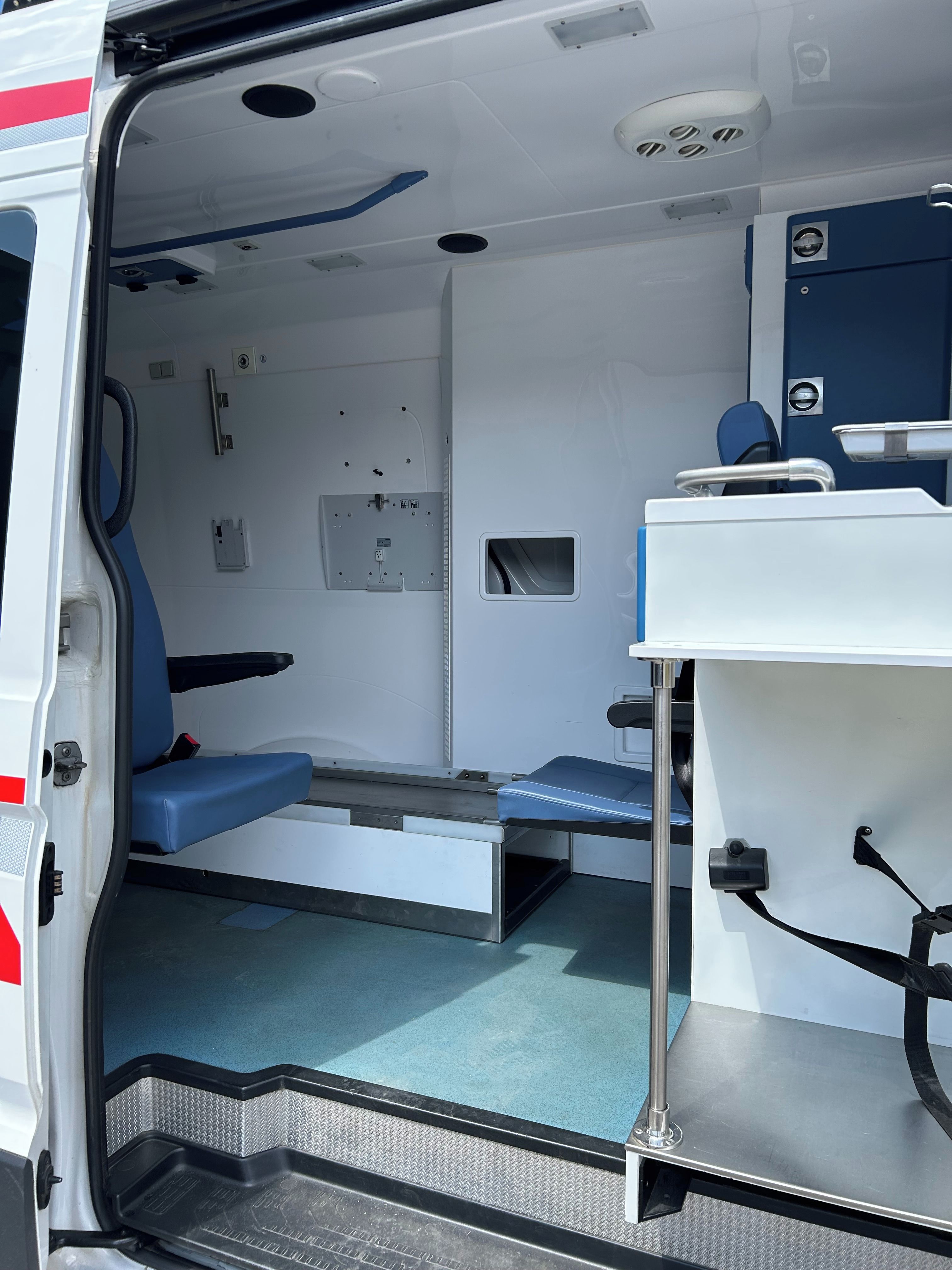 Volkswagen, Crafter 2.0TDI Sanitní vůz 4x4 - fotka 6