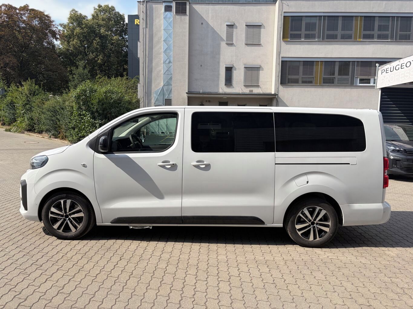 Peugeot Traveller, Active L3 2.2 BlueHDi 150 MAN6 - fotka 2