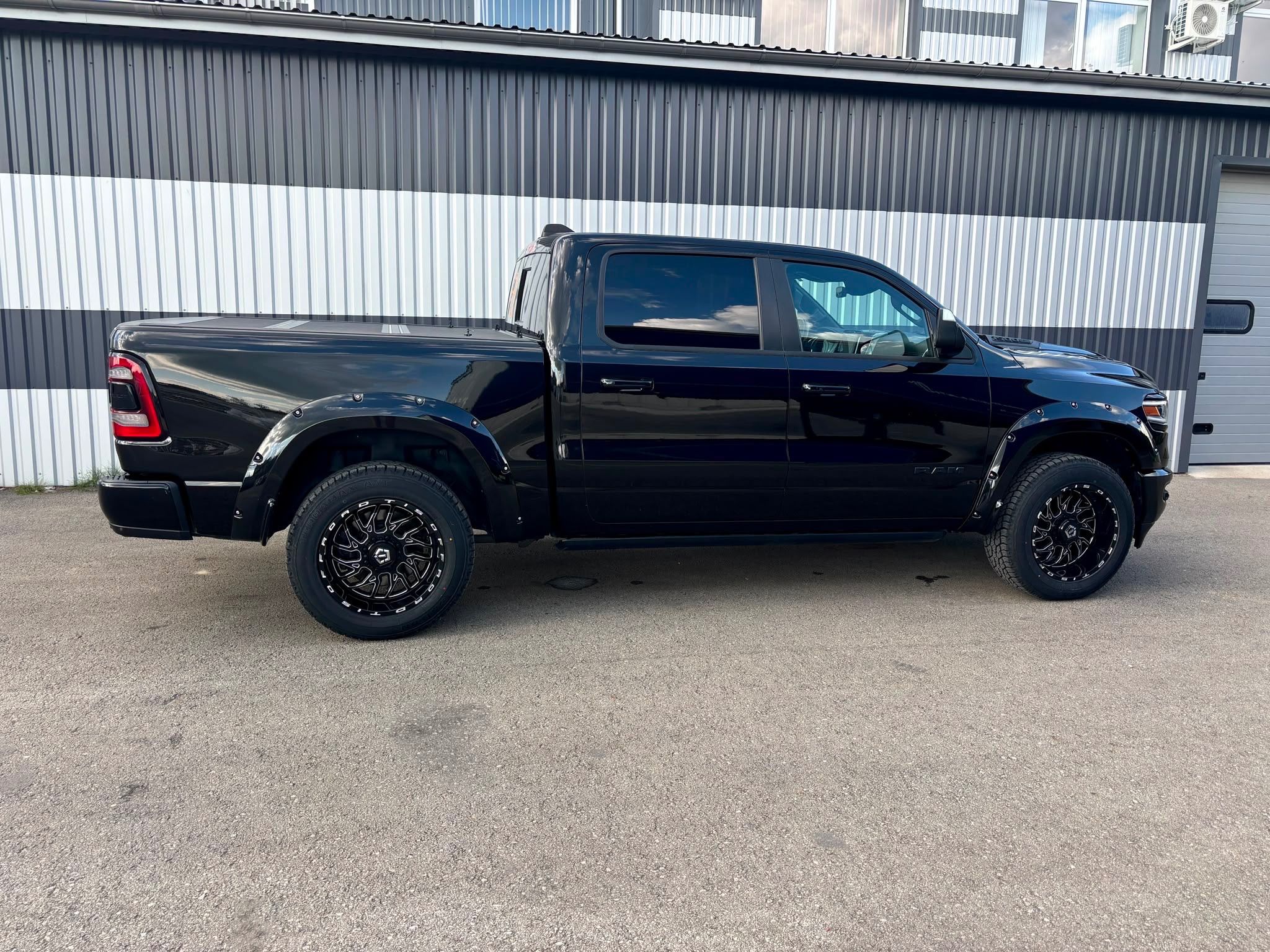 Dodge Ram 1500, 5.7L Hemi Laramie Vzduch LPG - fotka 4