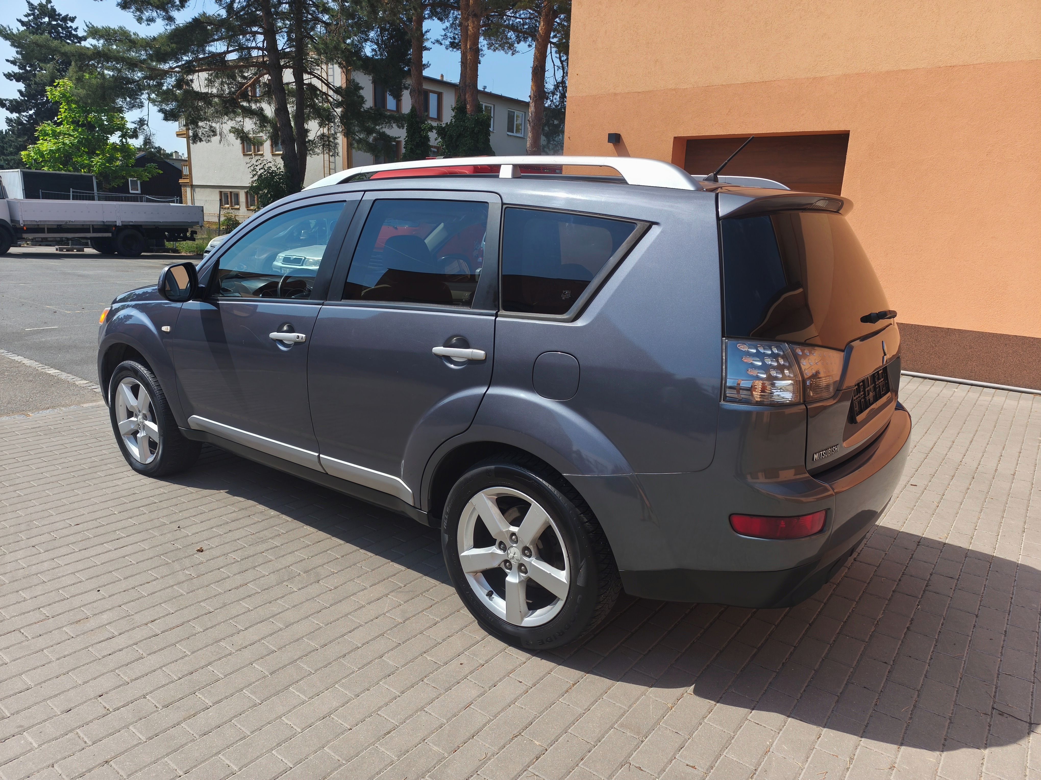 Mitsubishi Outlander, 2.0 DI-D INVITE, 103 kW, 7MÍST - fotka 4