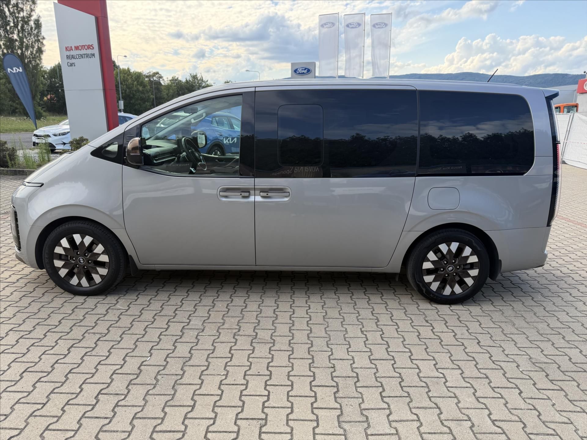 Hyundai Staria, 2,2 CRDi 7míst. Z.ALU, TOP - fotka 4