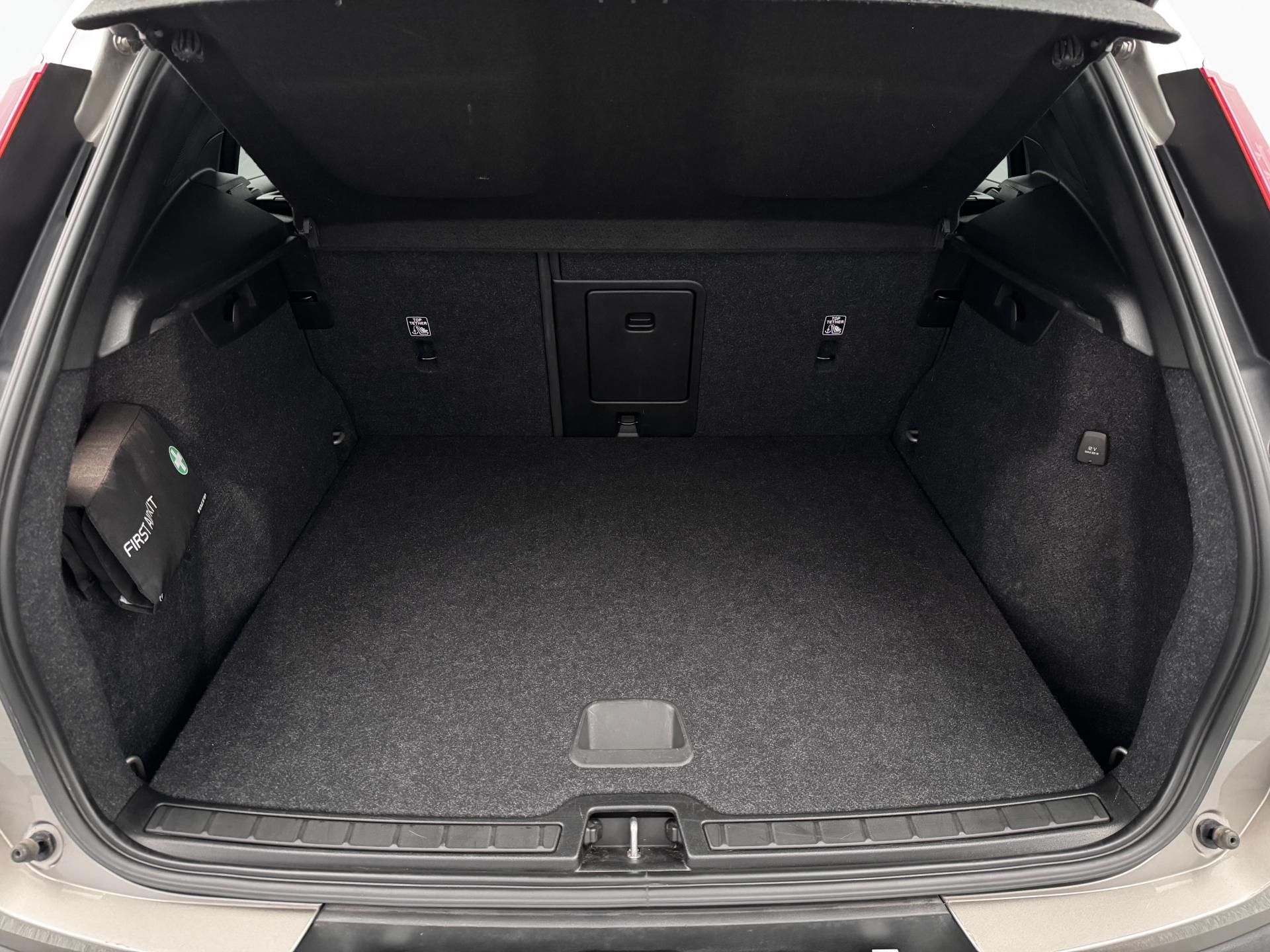 Volvo XC40, B4 MOMENTUM AUT - fotka 5