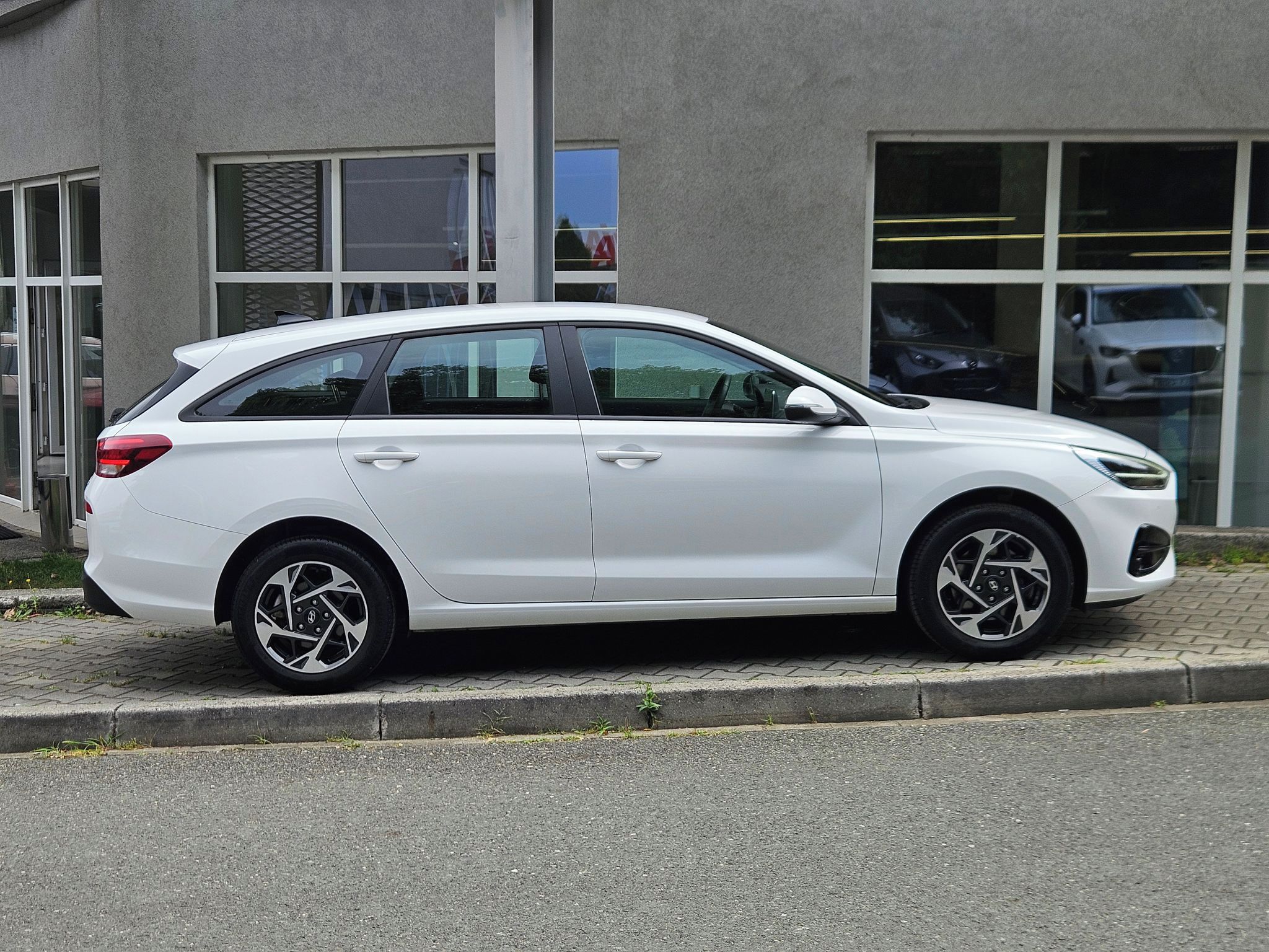 Hyundai i30, 1.5i Comfort, serv.kn., 1.maj. - fotka 6