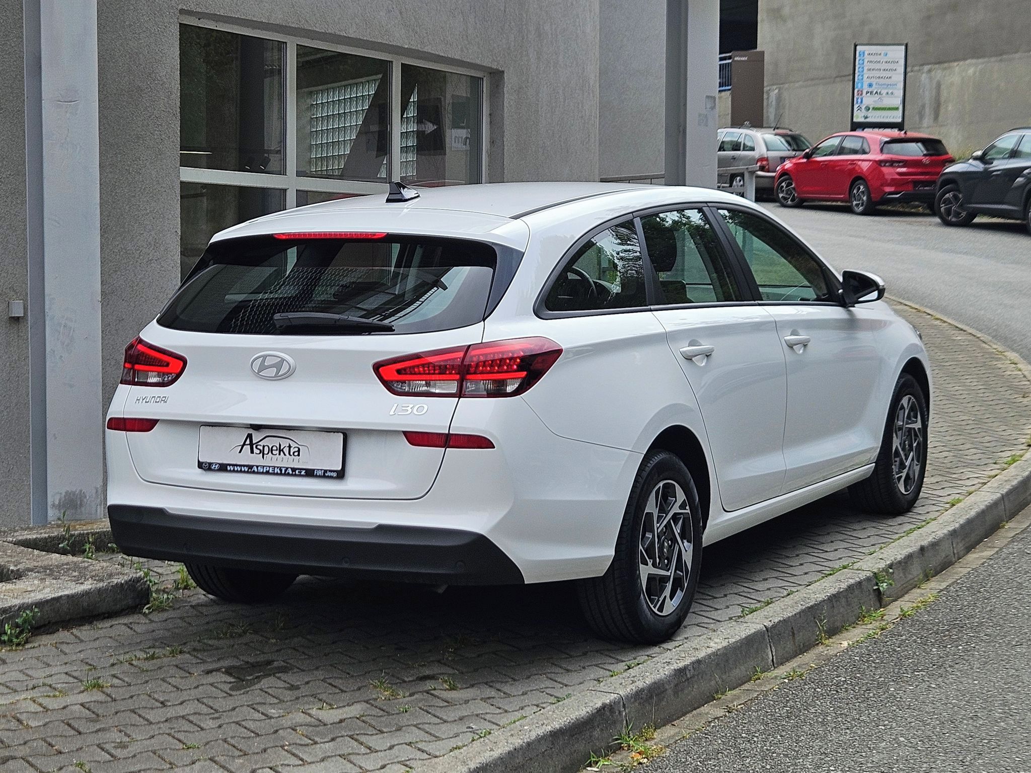 Hyundai i30, 1.5i Comfort, serv.kn., 1.maj. - fotka 5
