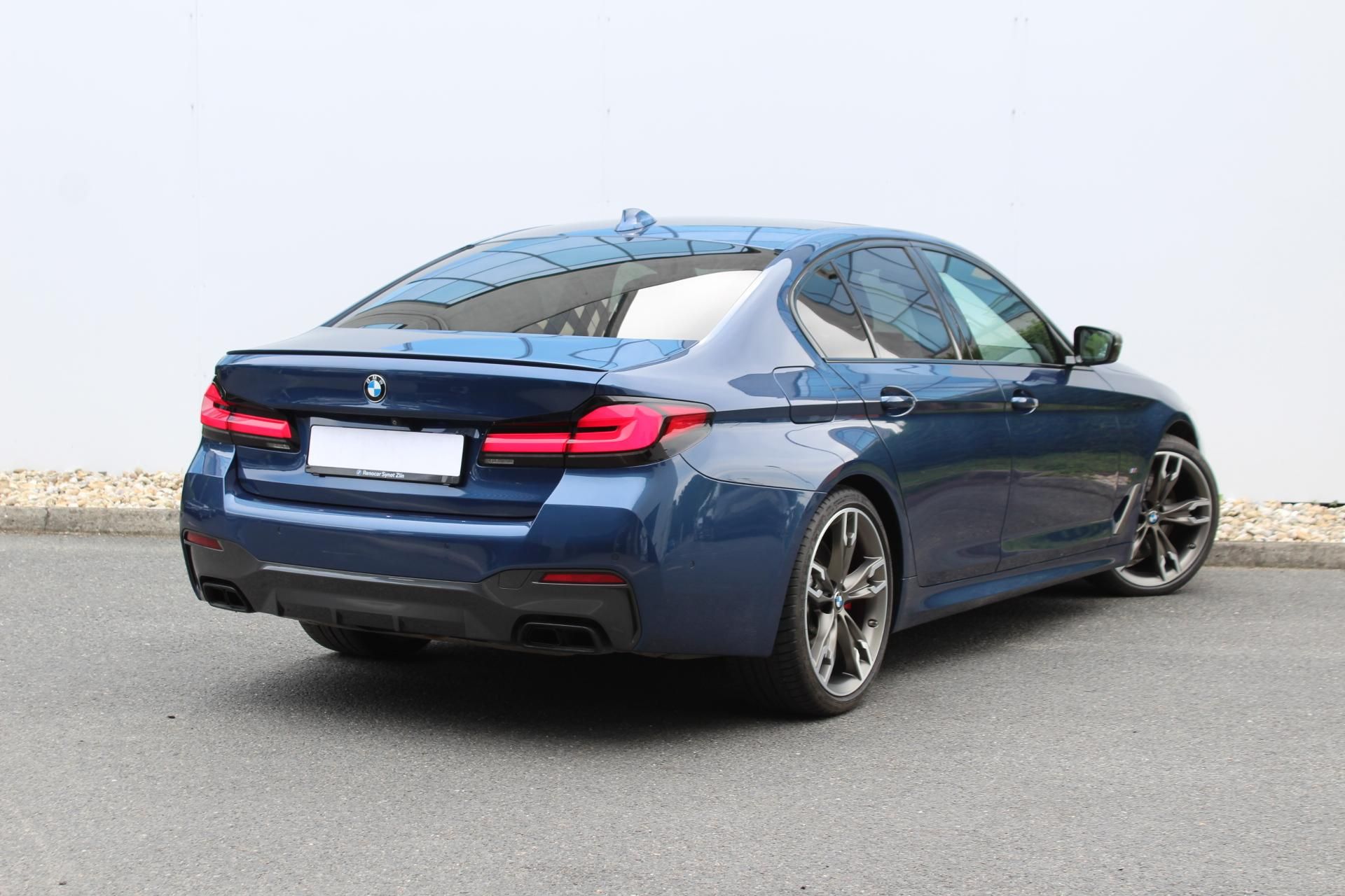 BMW Řada 5, M550i xDrive Sedan - fotka 2