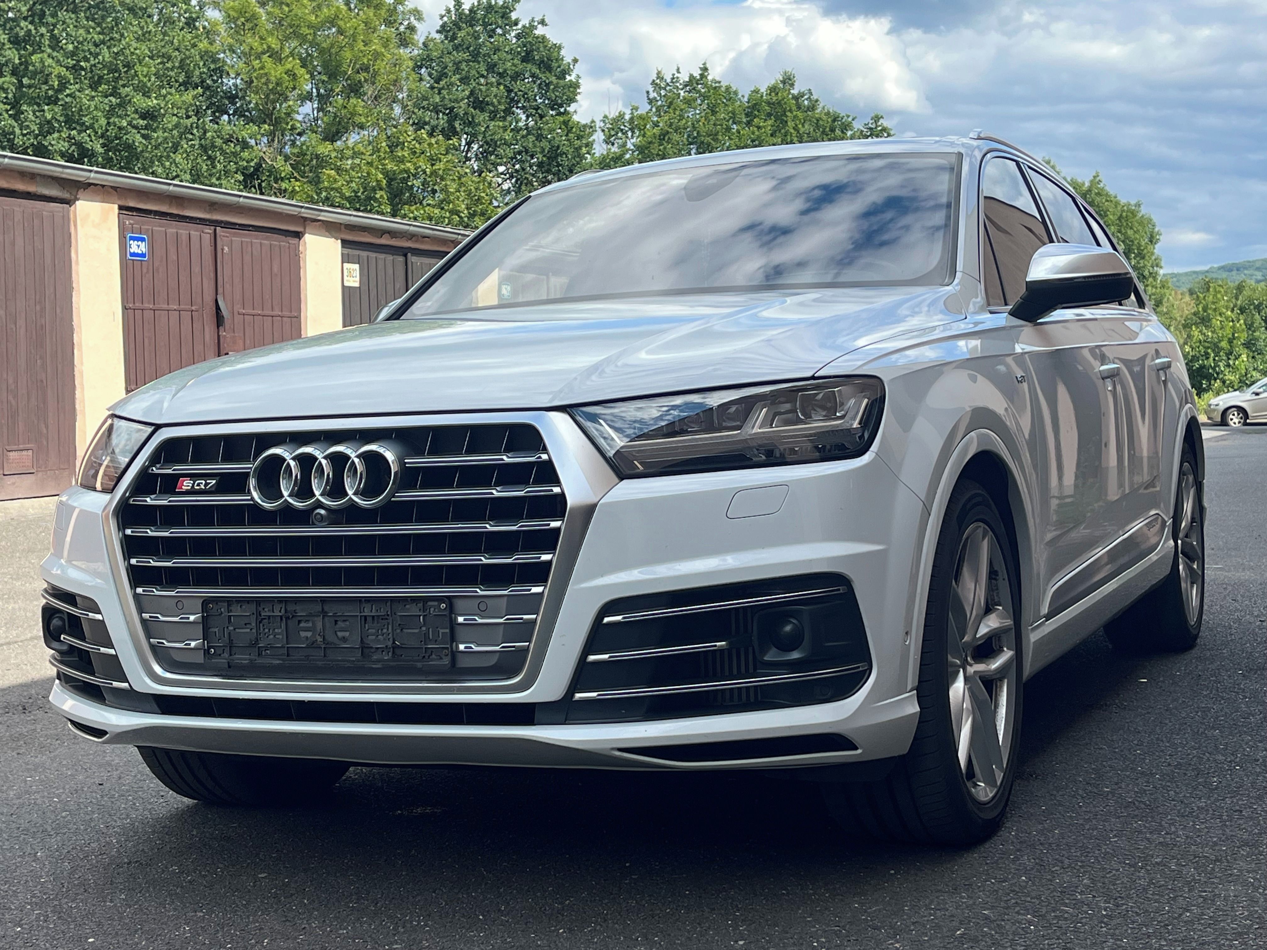 Audi SQ7, DPH, night vision, HUD, masáže