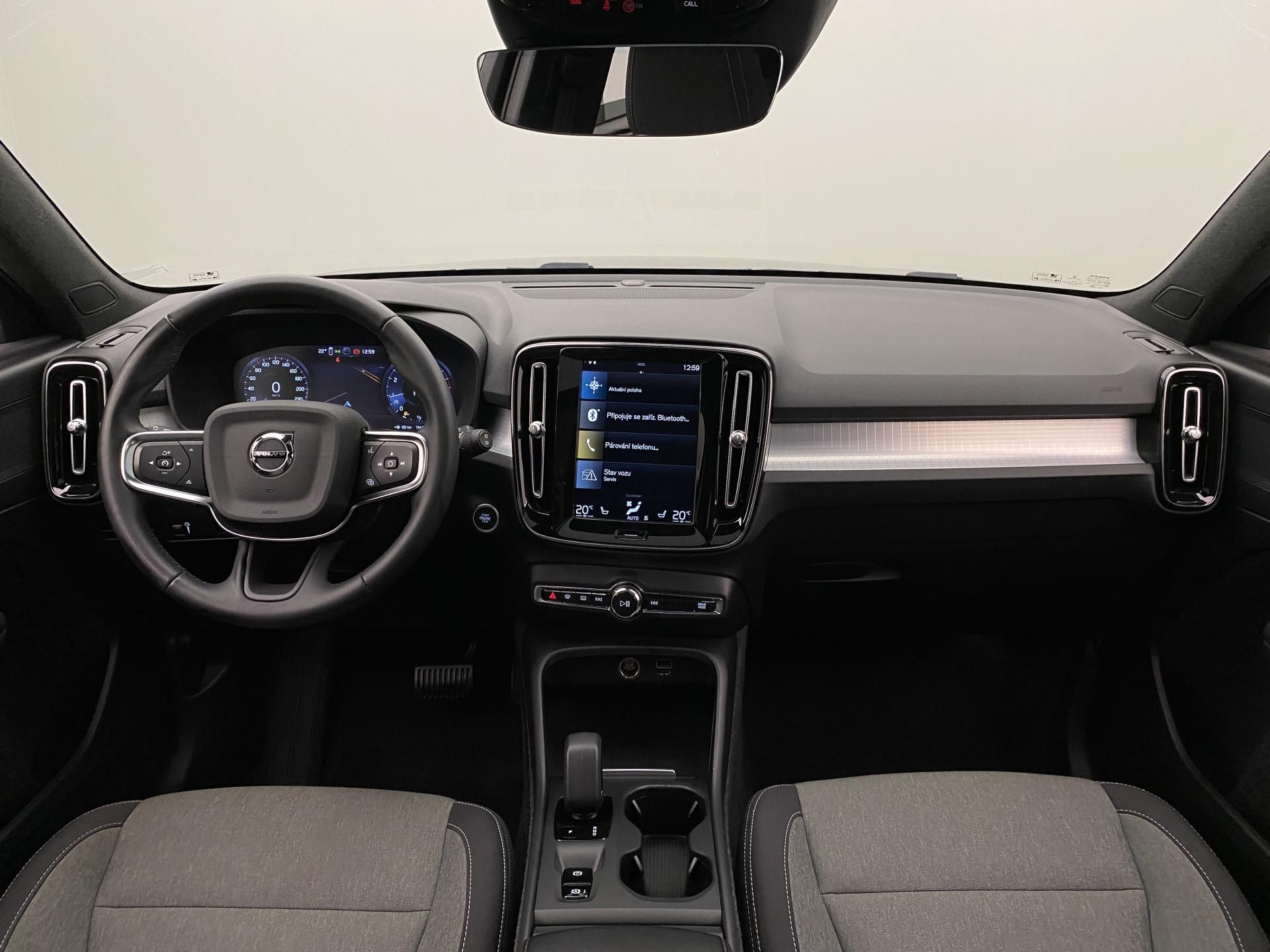 Volvo XC40, T2 MOMENTUM AUT CZ - fotka 2