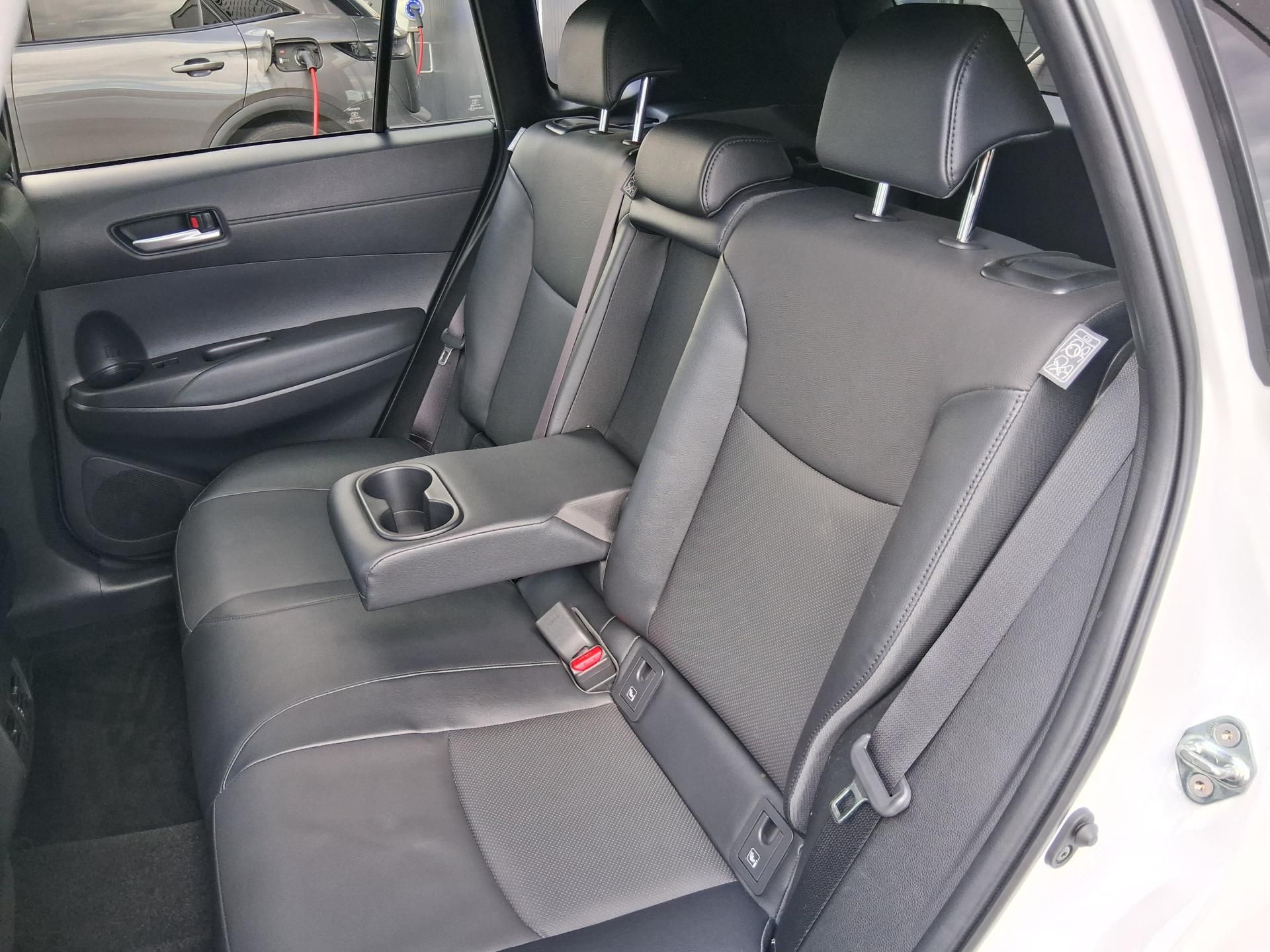 Toyota Corolla Cross, EXE. JBL SKY. 2.0 H. 4x4 143kW - fotka 5