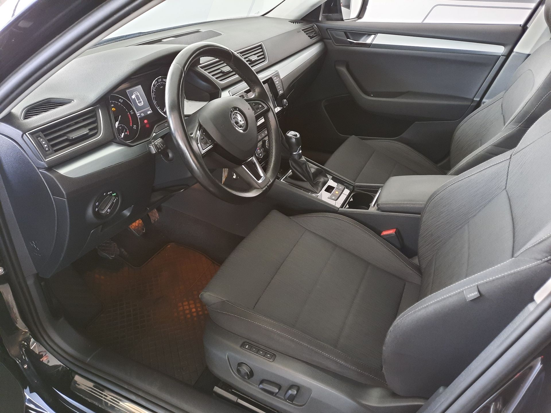 Škoda Superb, Combi 2.0 TDI (110kW/150k) Amb - fotka 6