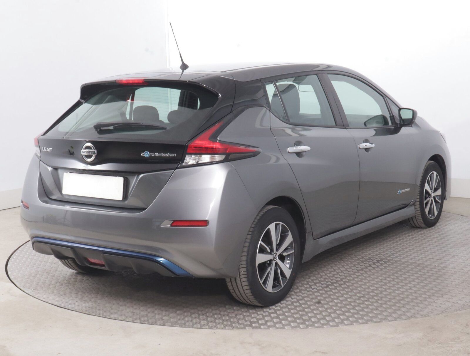 Nissan LEAF, 40 kWh, SoH 93%, Automat - fotka 5