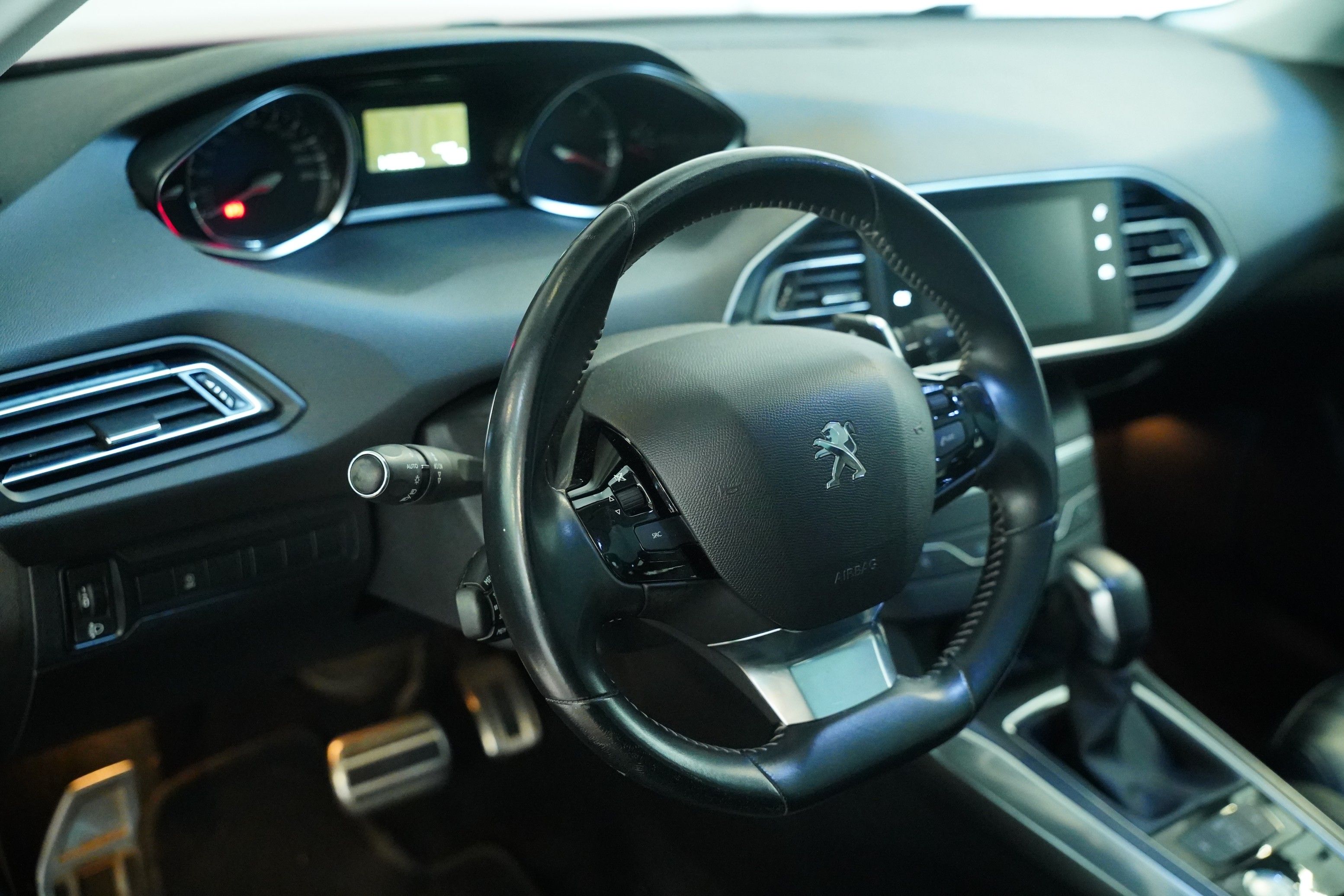 Peugeot 308, 1.5 Blue-HDi 96 kW Allure - fotka 5