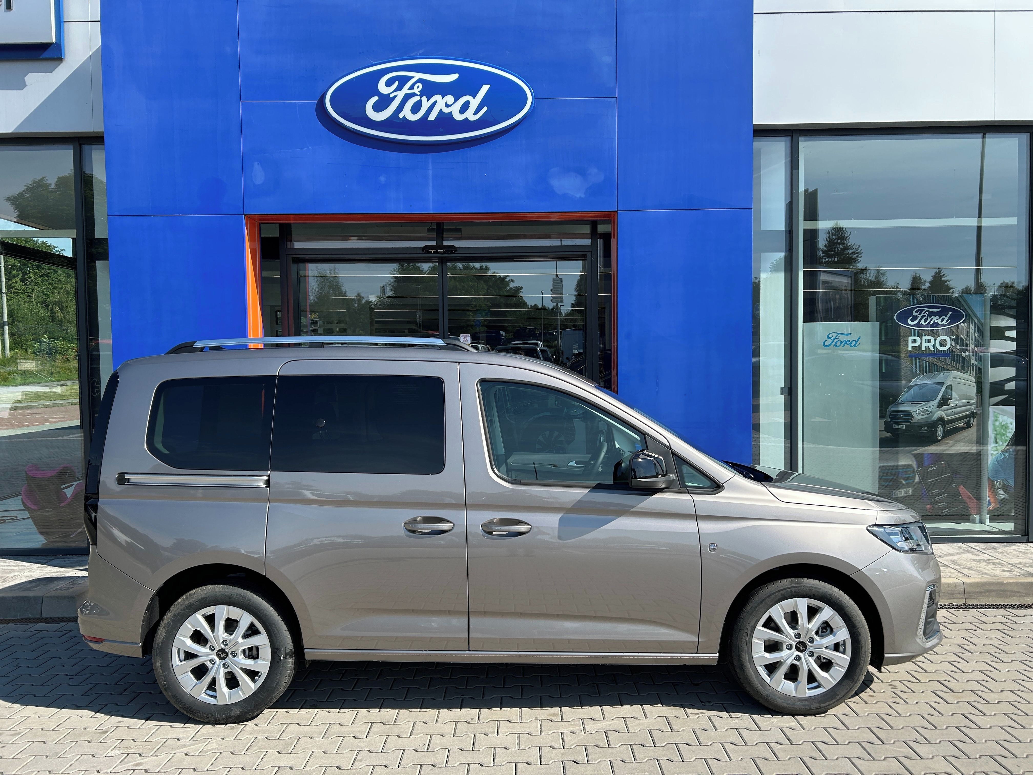 Ford Tourneo Connect, 1.5 Ecoboost 85kW AT Titanium - fotka 3