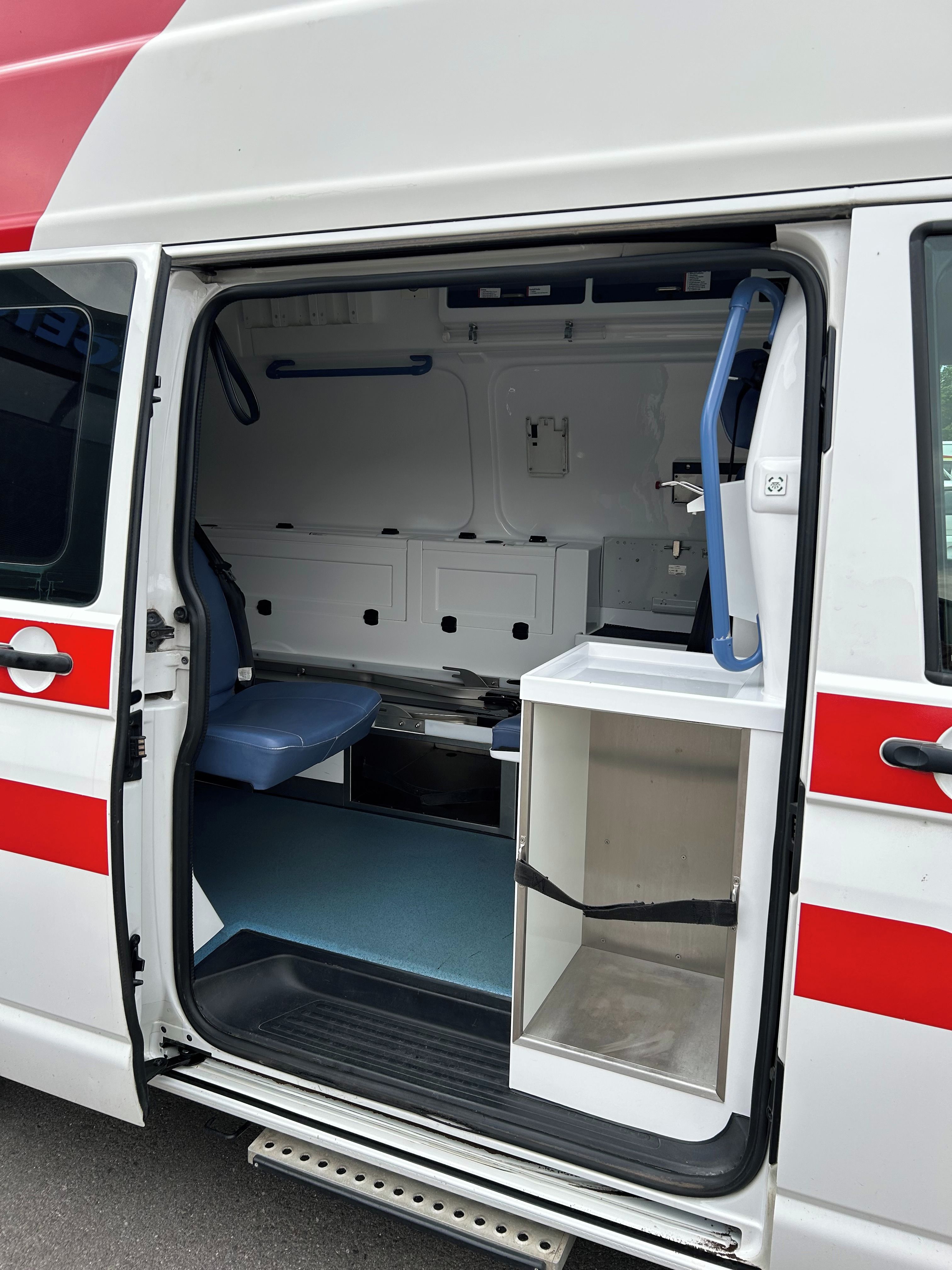 Volkswagen Transporter, T5 - 2.0 TDI Sanitní vůz 4x4 - fotka 6