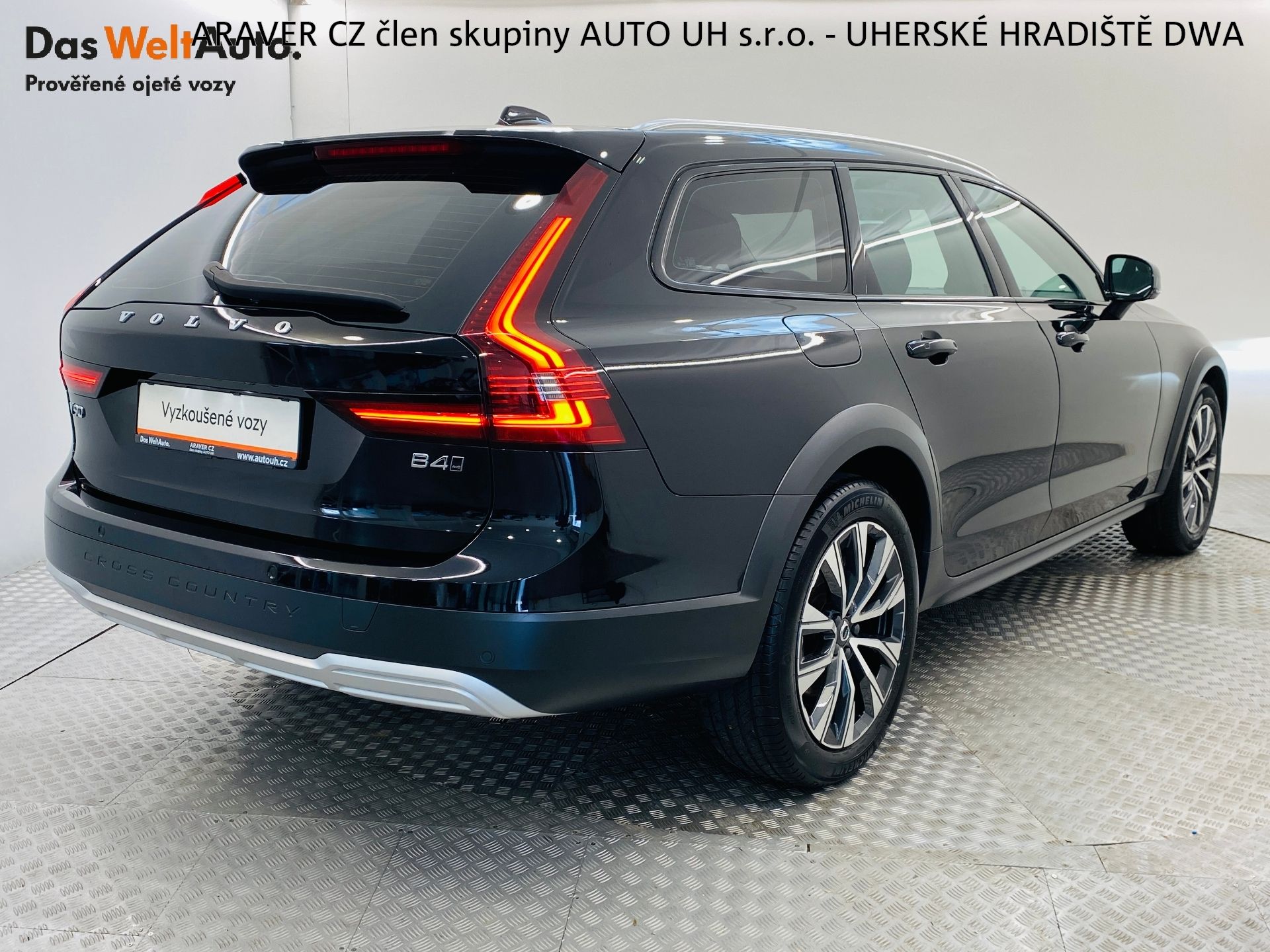 Volvo V90, B4 AWD Cross Country - fotka 2