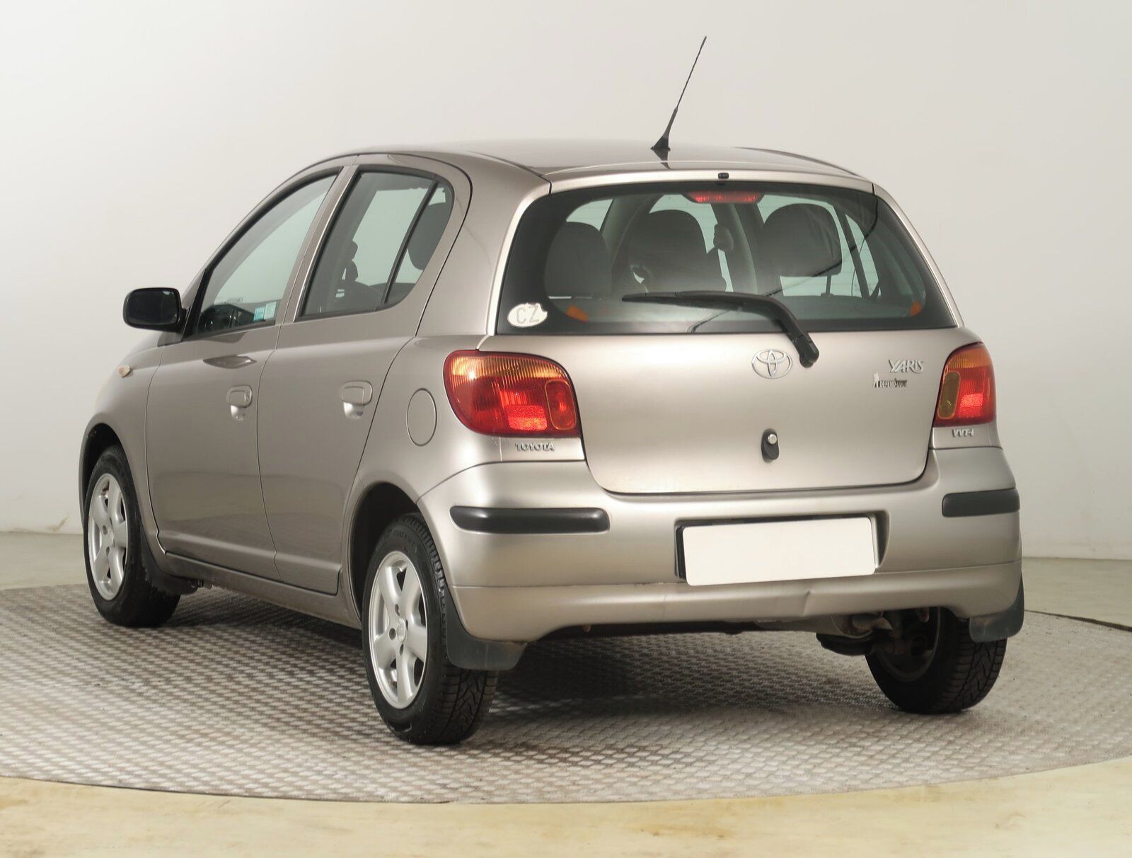 Toyota Yaris, 1.0 VVT-i, po STK, jezdí dobře - fotka 4