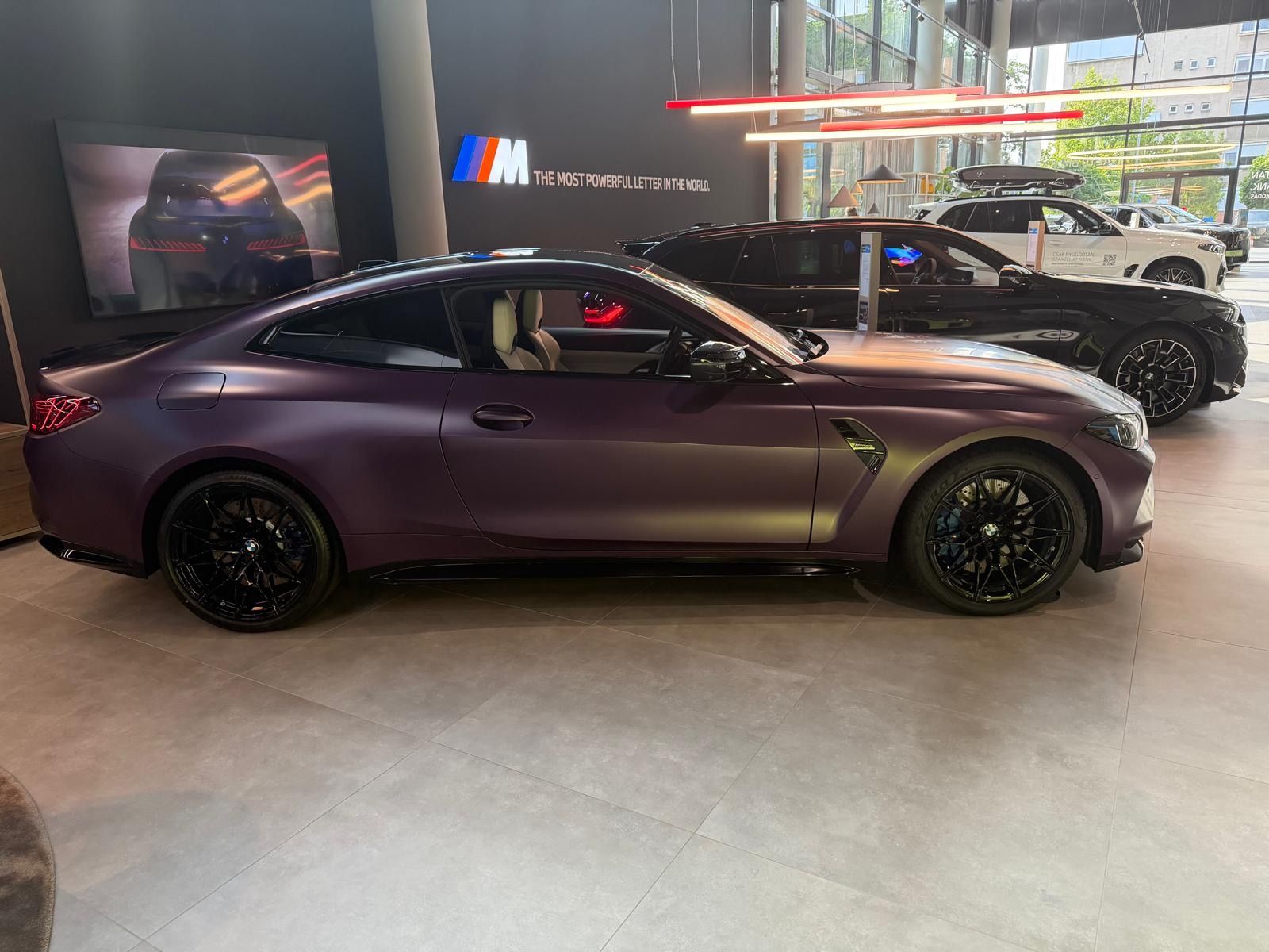 BMW M4, FrozenPurple Metallic *xdrive* - fotka 2